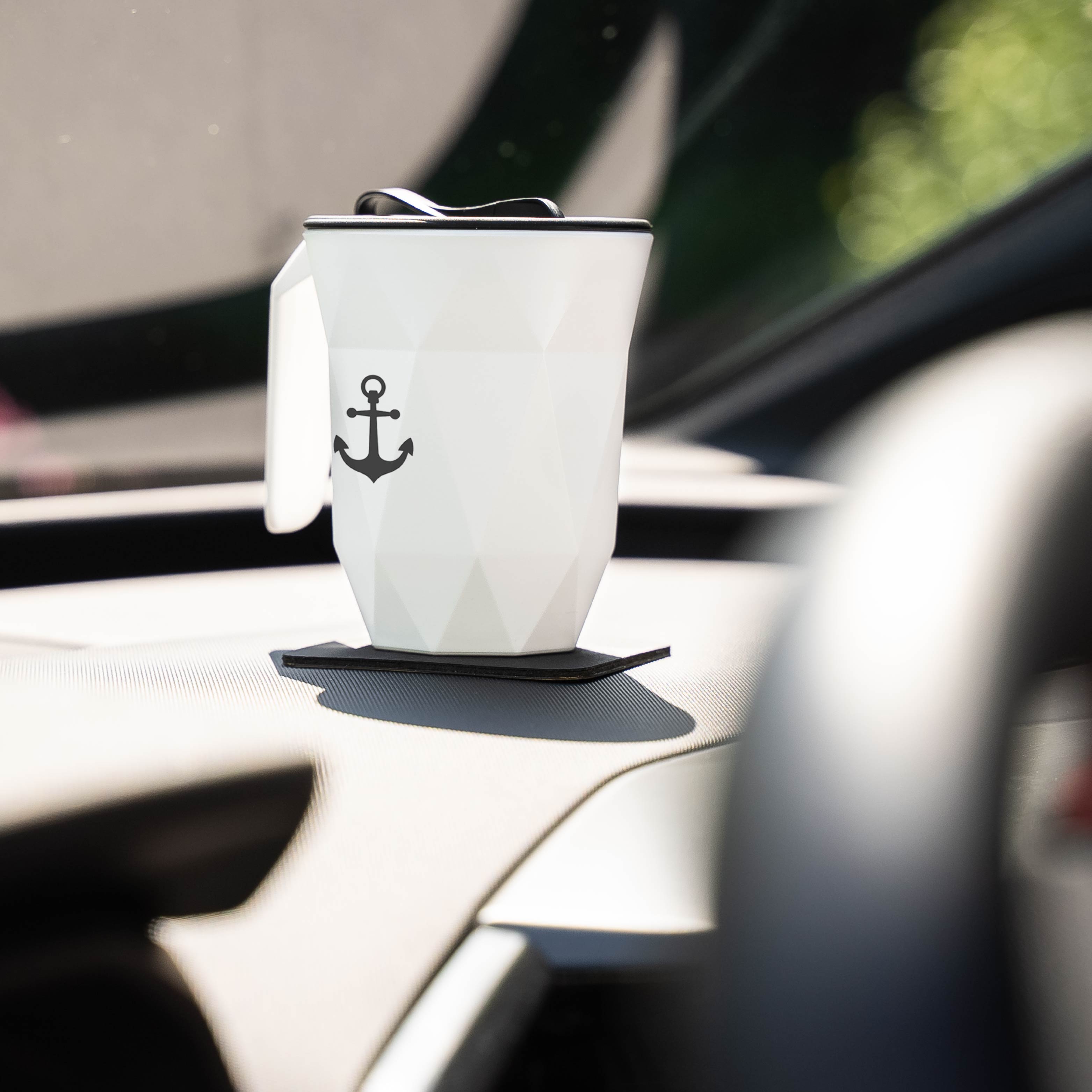 Magnet-Kunststofftasse TO-GO mit Ankermotiv auf einer Seite und zugehöriger quadratischer Metall-Nano-Gel-Matte in schwarz in Auto 