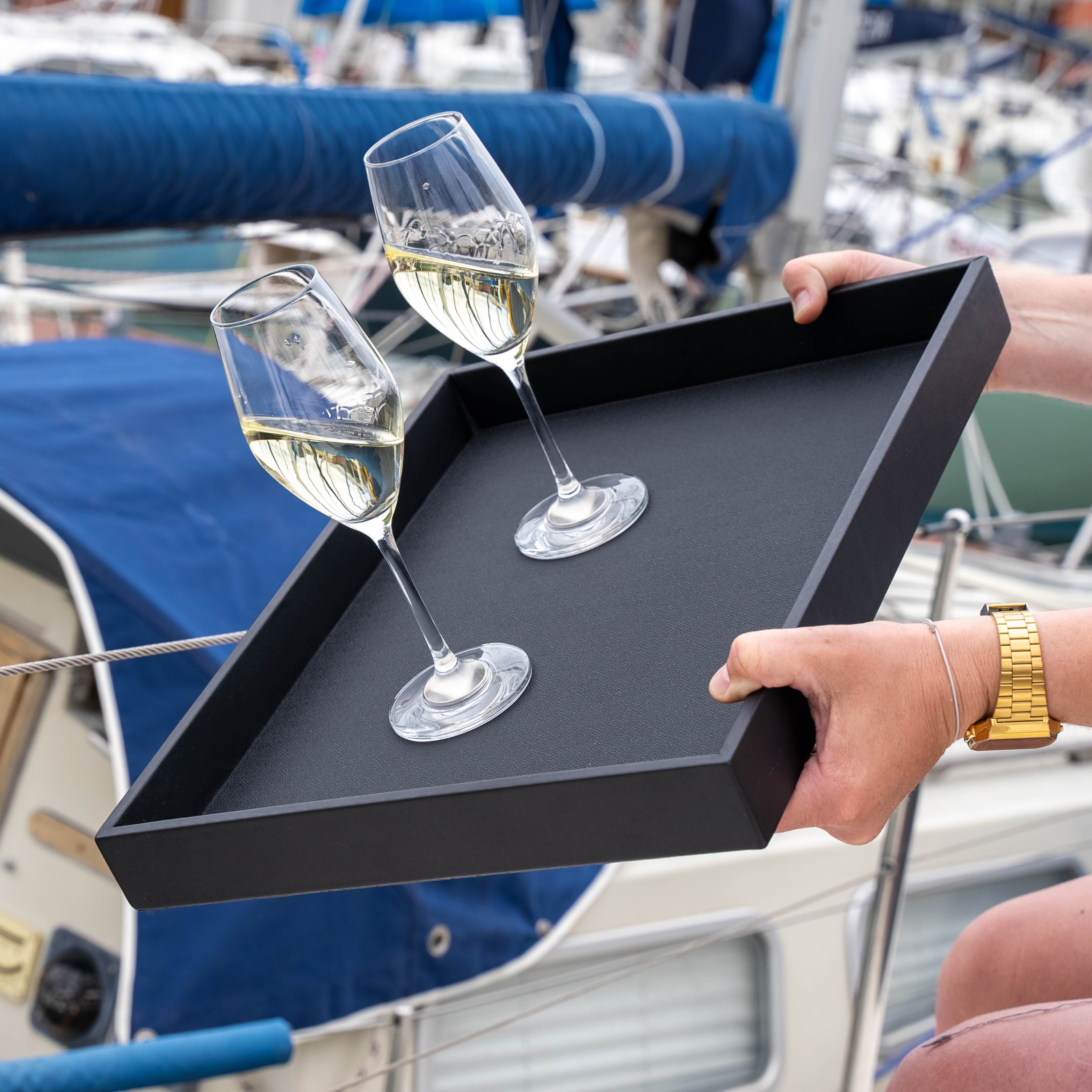 2 Magnet-Kristallgläser Champagner auf Metall-Tablett 