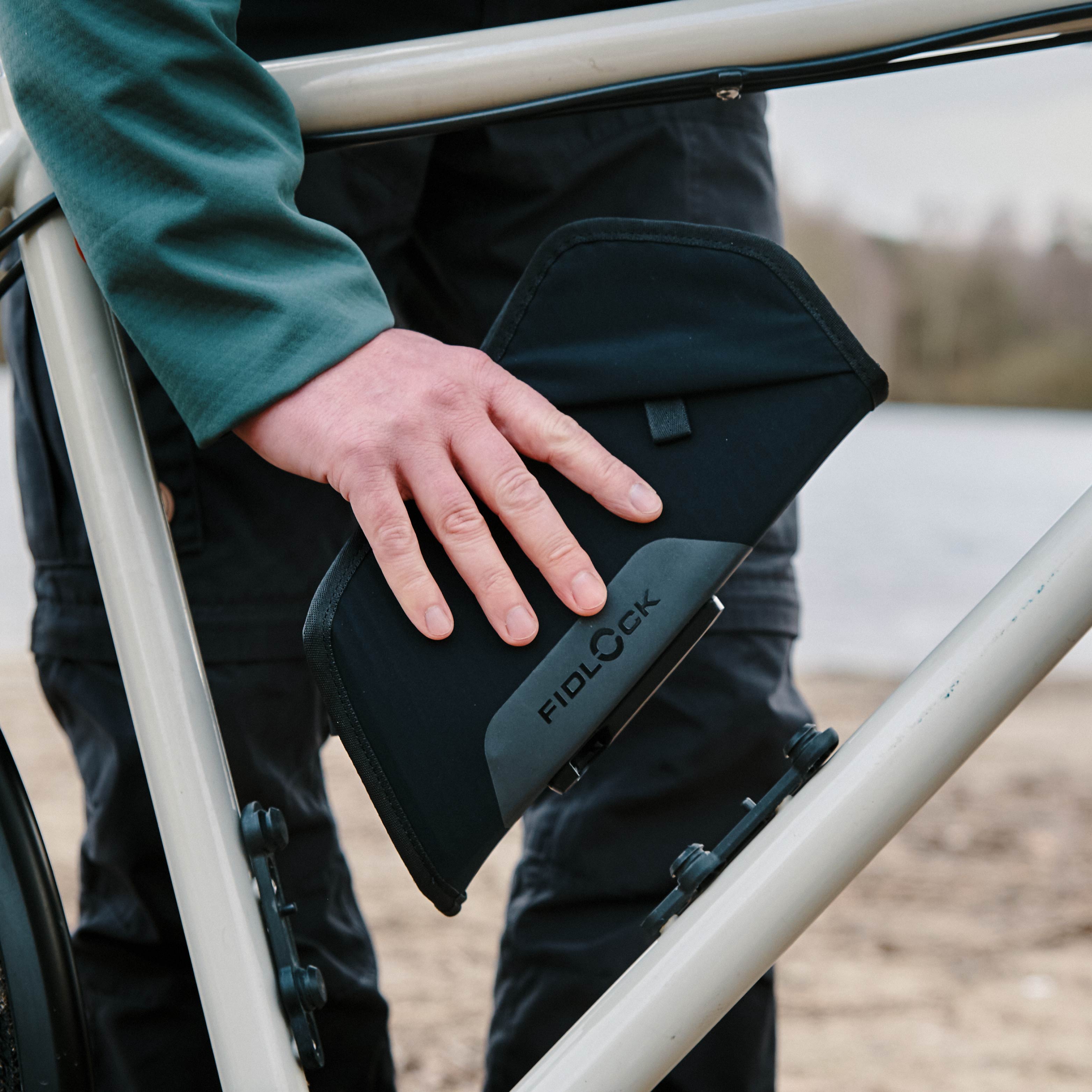 Magnet-Tasche FIDLOCK TWIST essential bag BLACK inkl. bike base