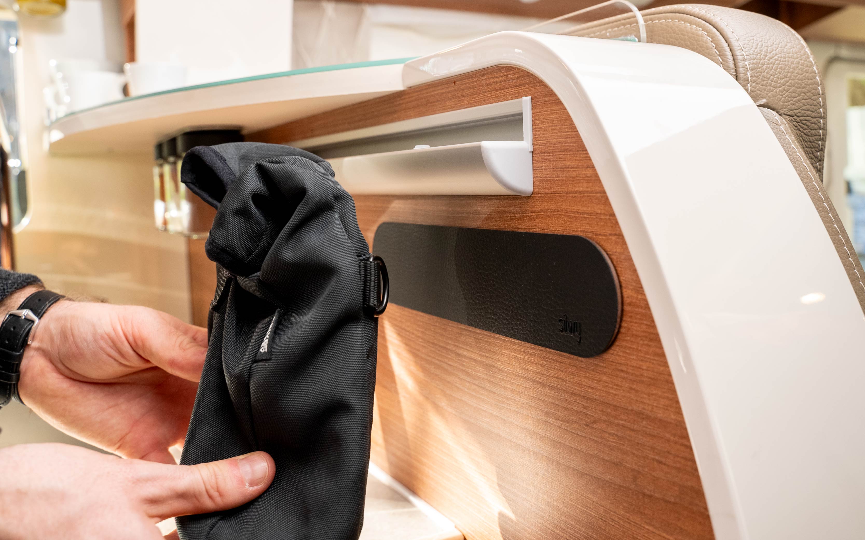 Magnettasche an Metall-Leiste im Camper 