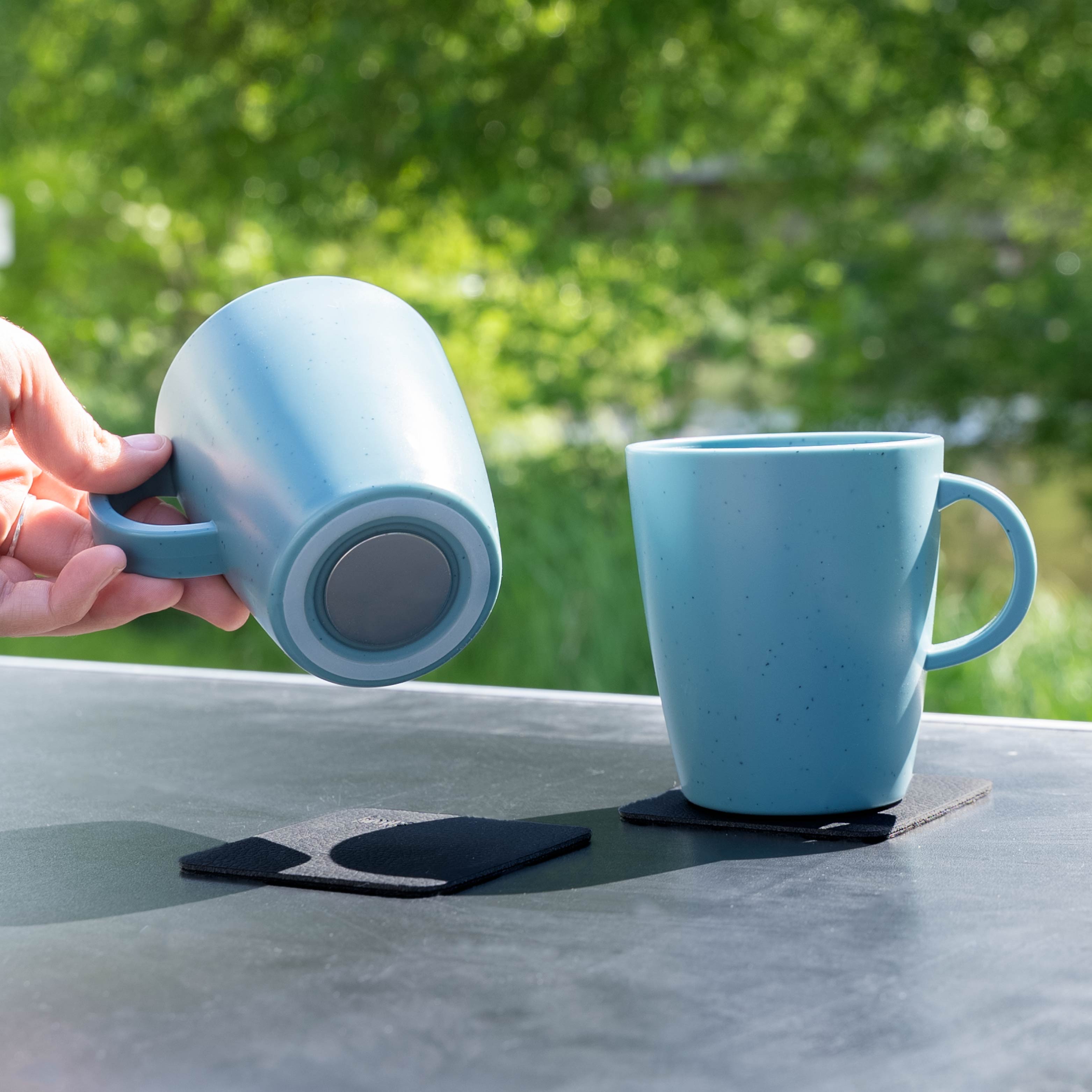 Magnet-Kunststofftassen blue auf Campingtisch von unten