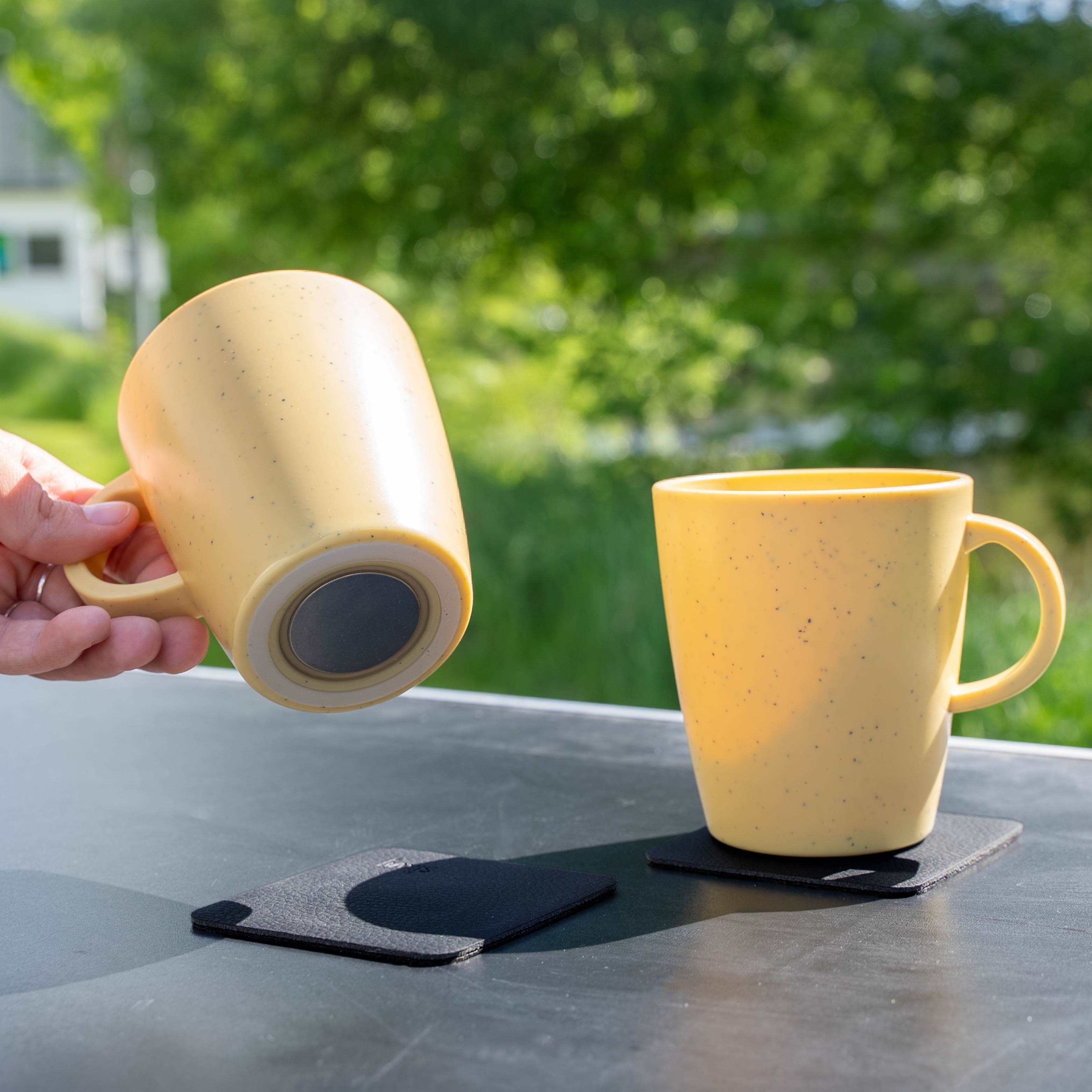 Magnet-Kunststofftassen yellow auf Campingtisch von unten