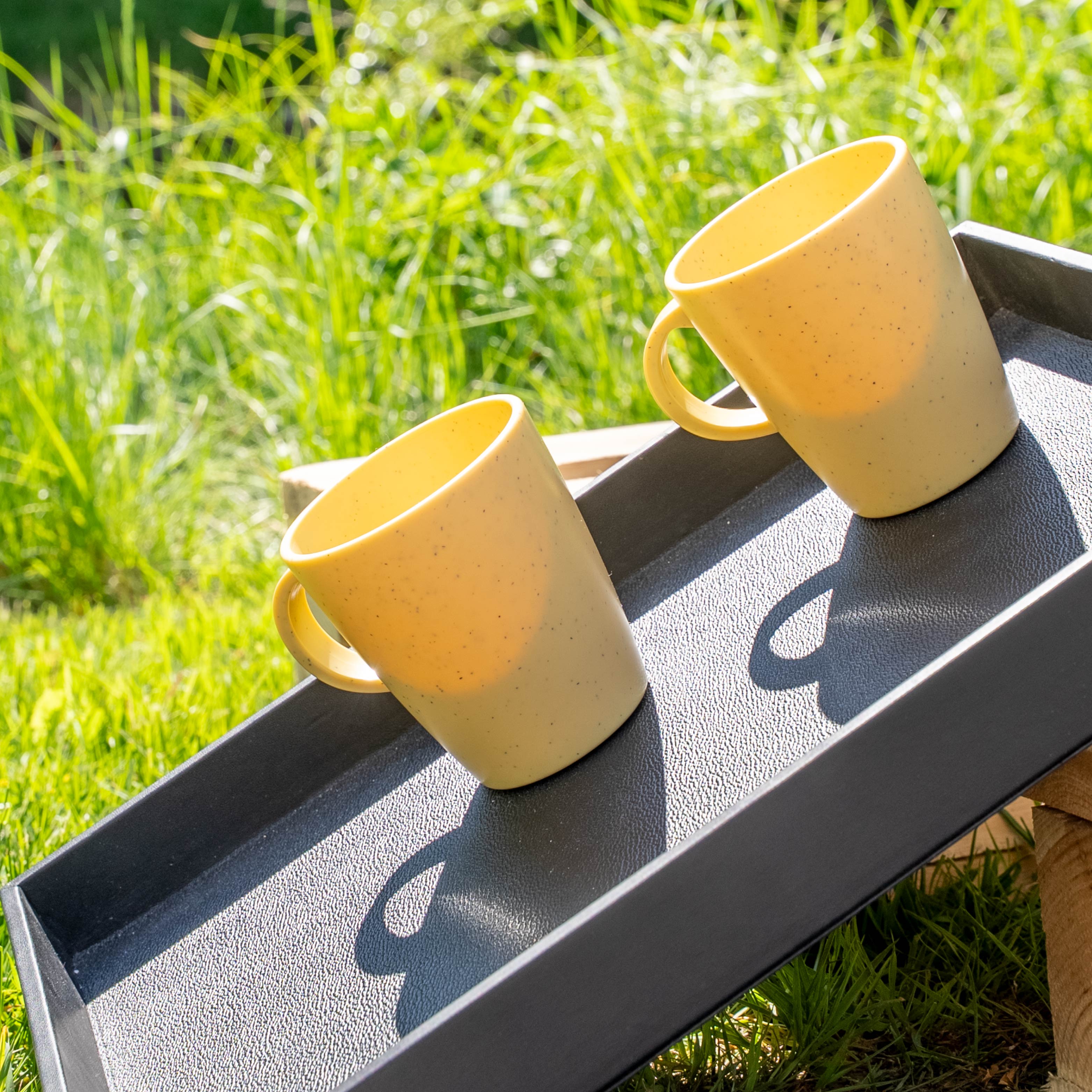 Magnet-Kunststofftassen yellow auf Metall-Tablett