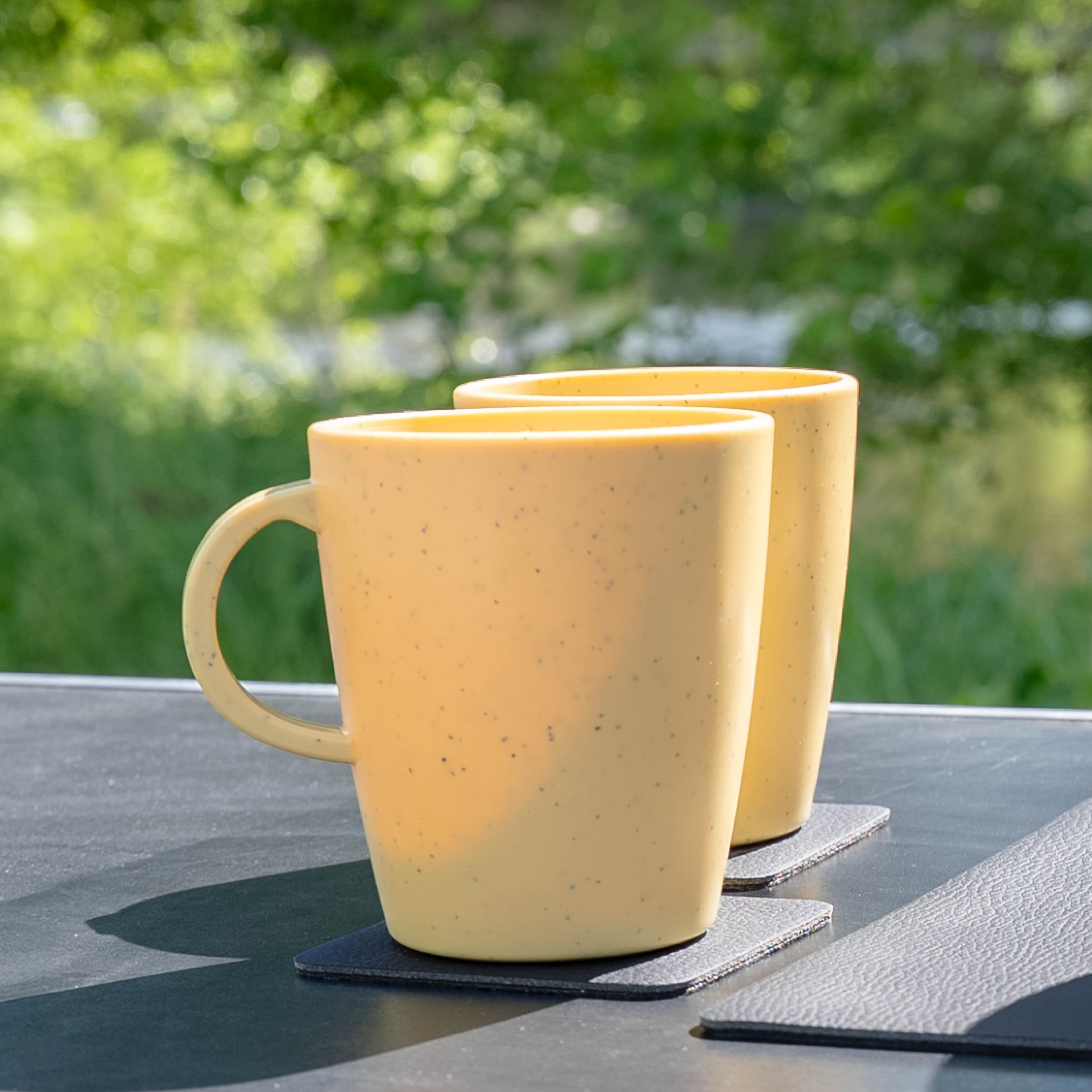 Magnet-Kunststofftassen yellow auf Campingtisch