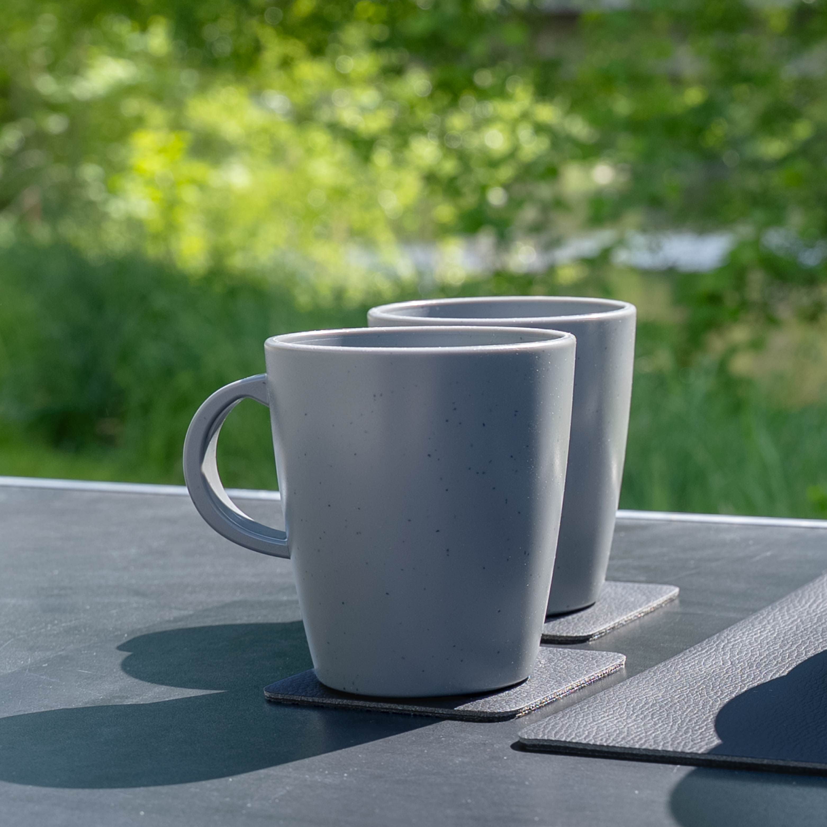 Magnet-Kunststofftassen grey auf Campingtisch