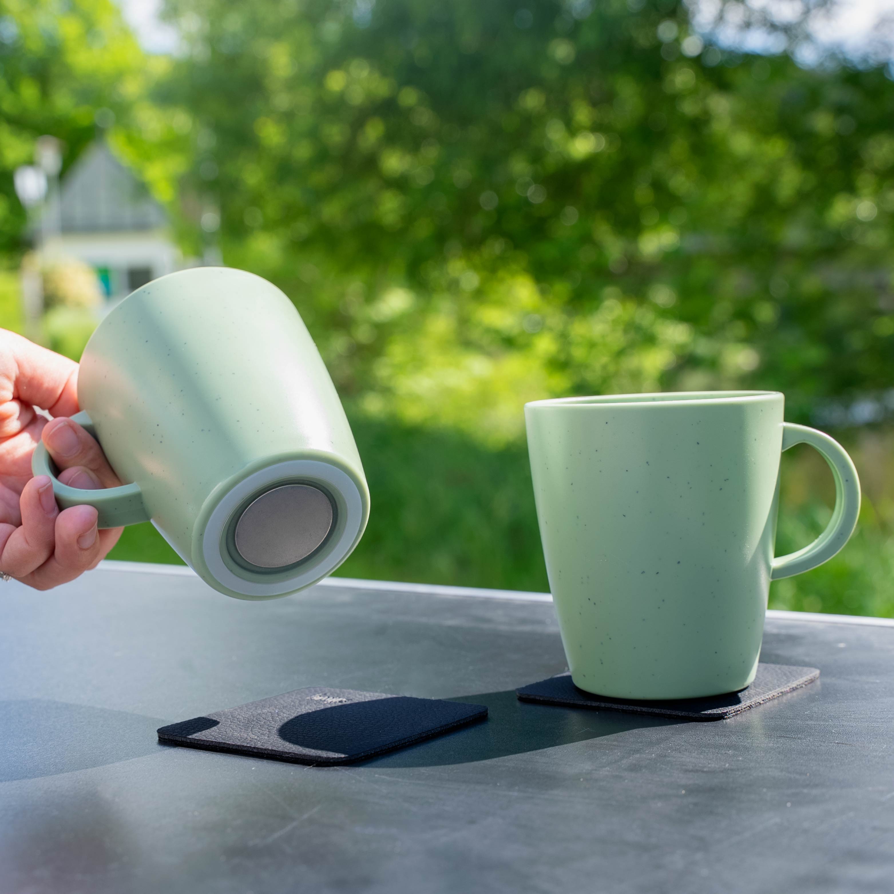 Magnet-Kunststofftassen green auf Campingtisch von unten