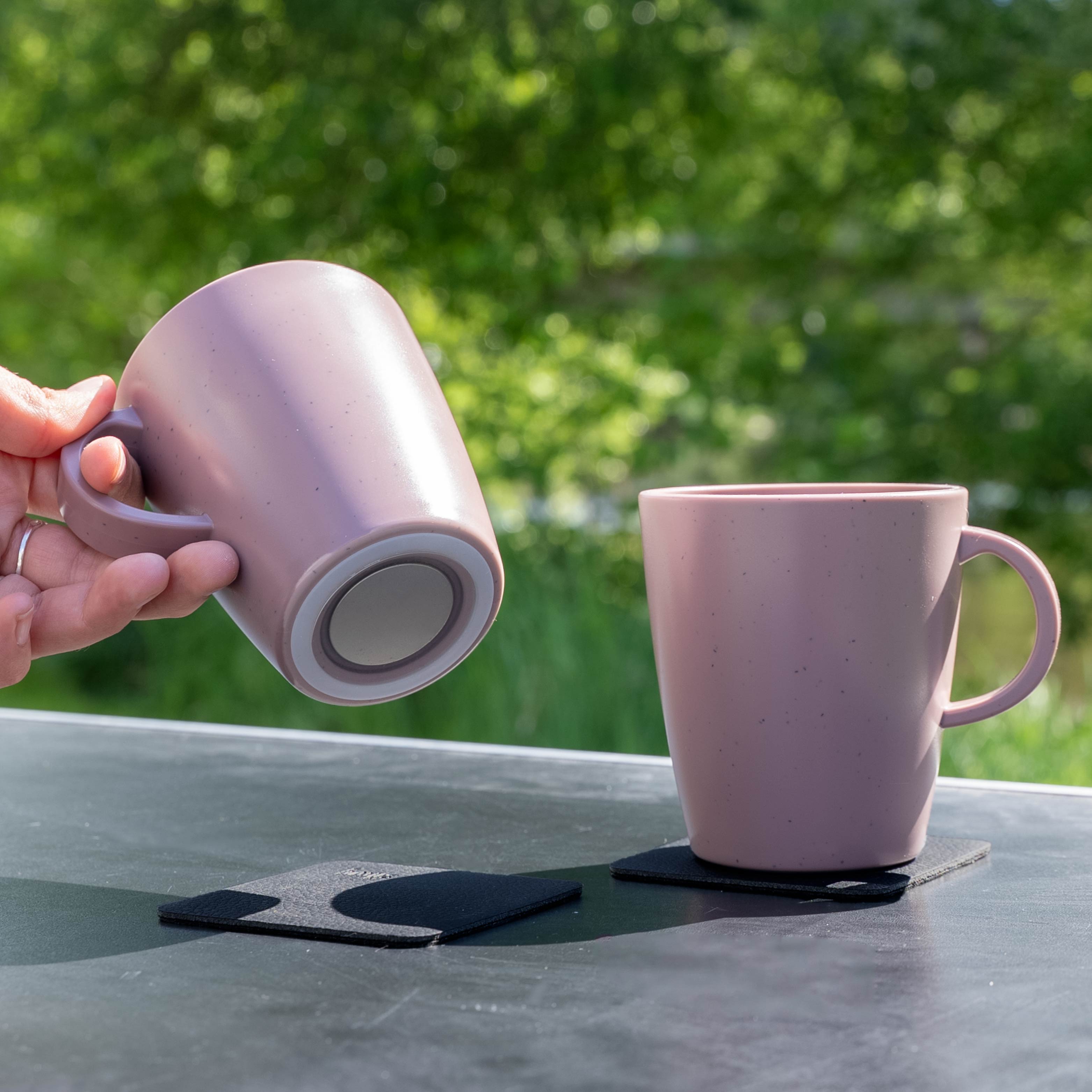 Magnet-Kunststofftassen rose auf Campingtisch von unten