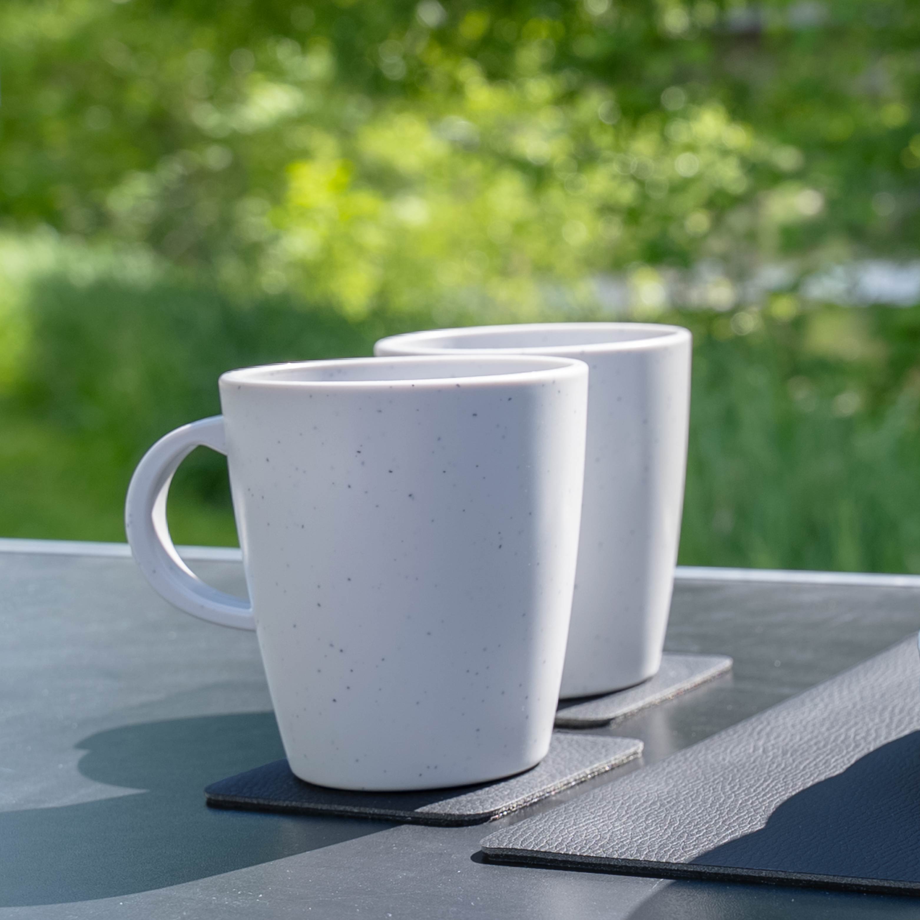 Magnet-Kunststofftassen white auf Campingtisch