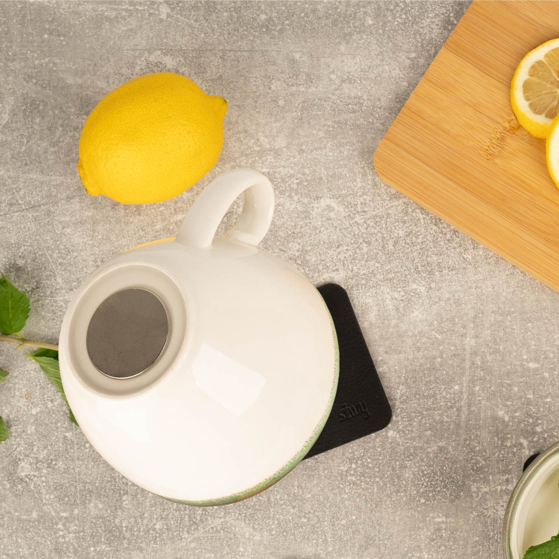 Nahaufnahme Magnet, der in Tasse eingearbeitet ist