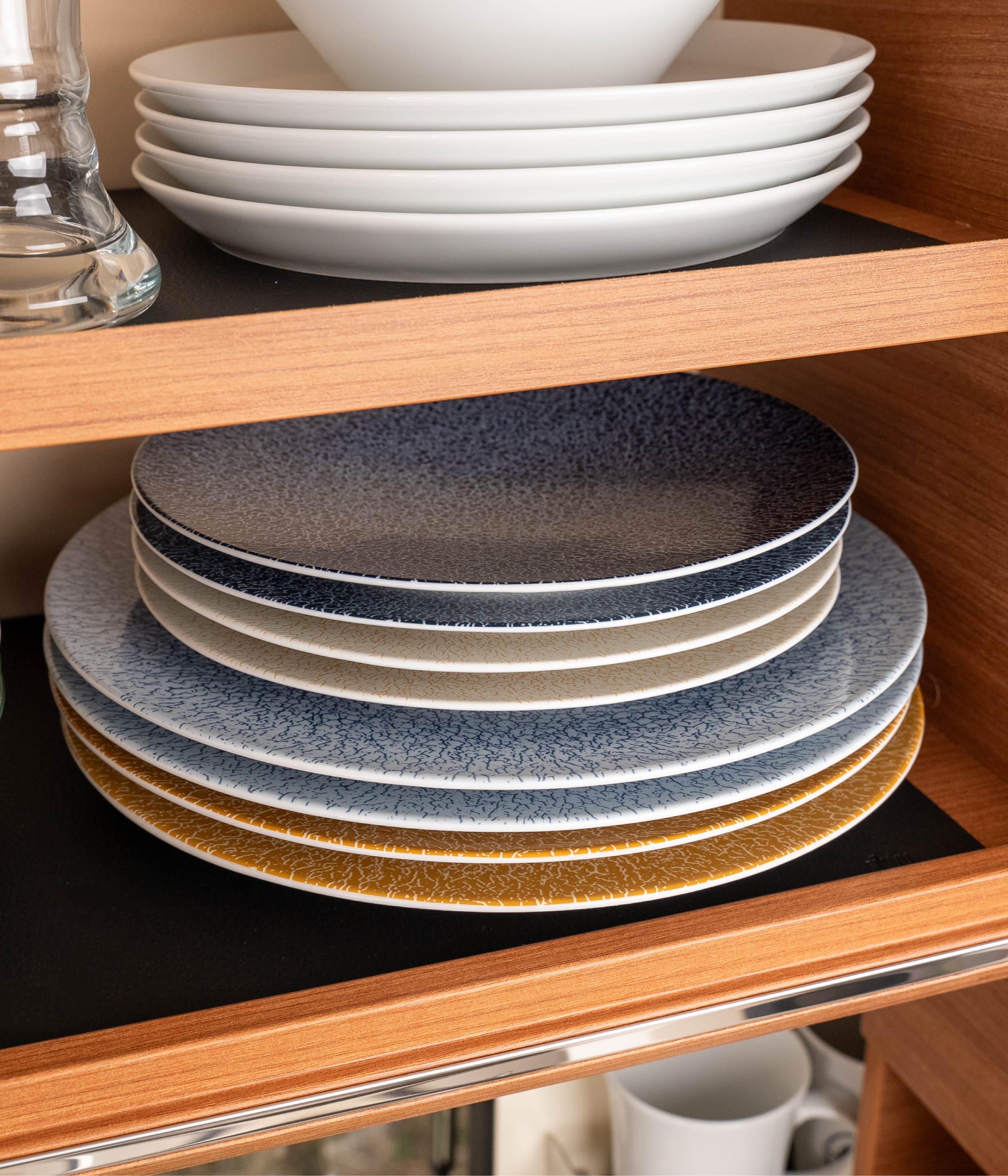 Magnetische Teller, die sich gegenseitig im Schrank auf Metall-Nano-Gel-Matte fixieren