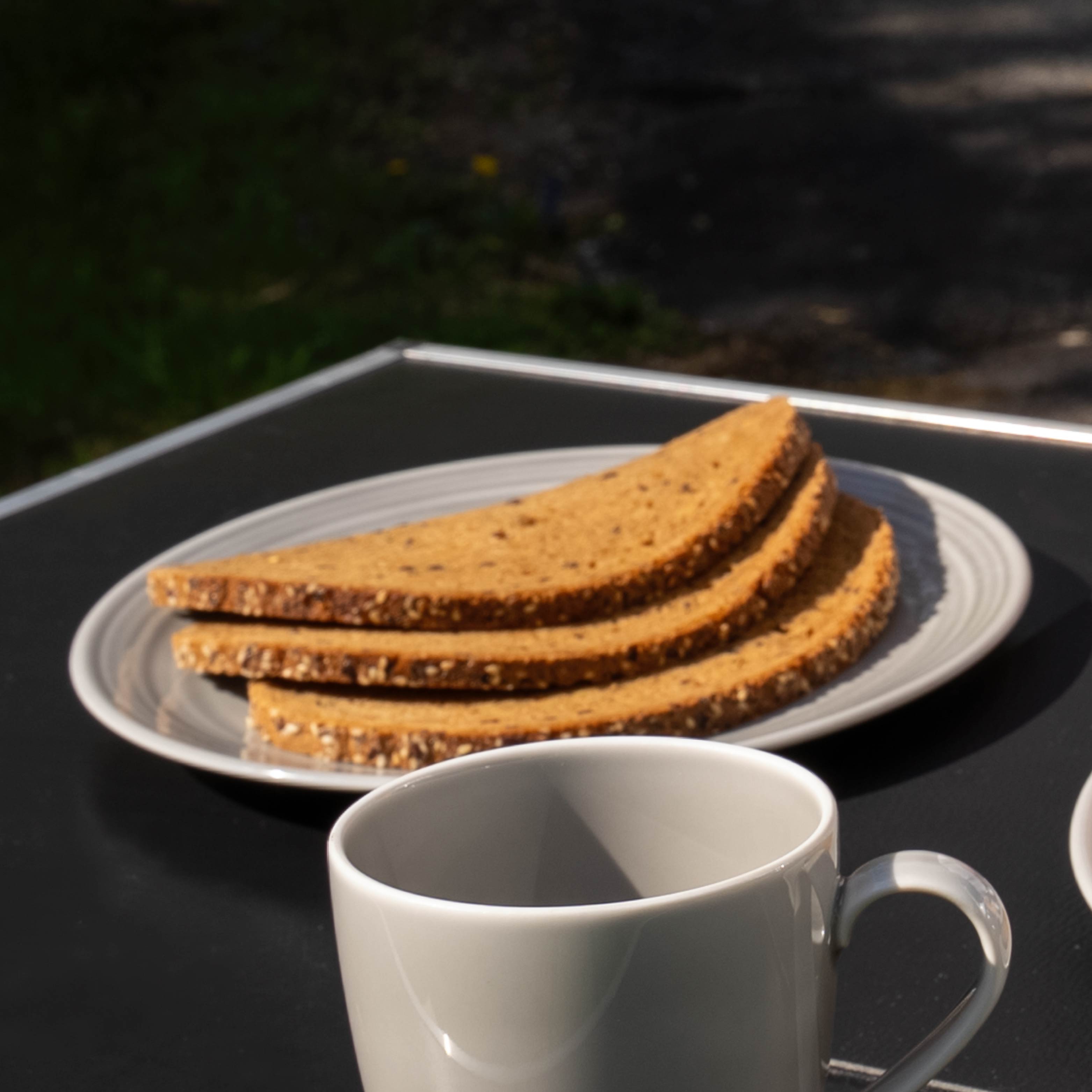 Magnet-Porzellan-Teller_23cm am Campingtisch