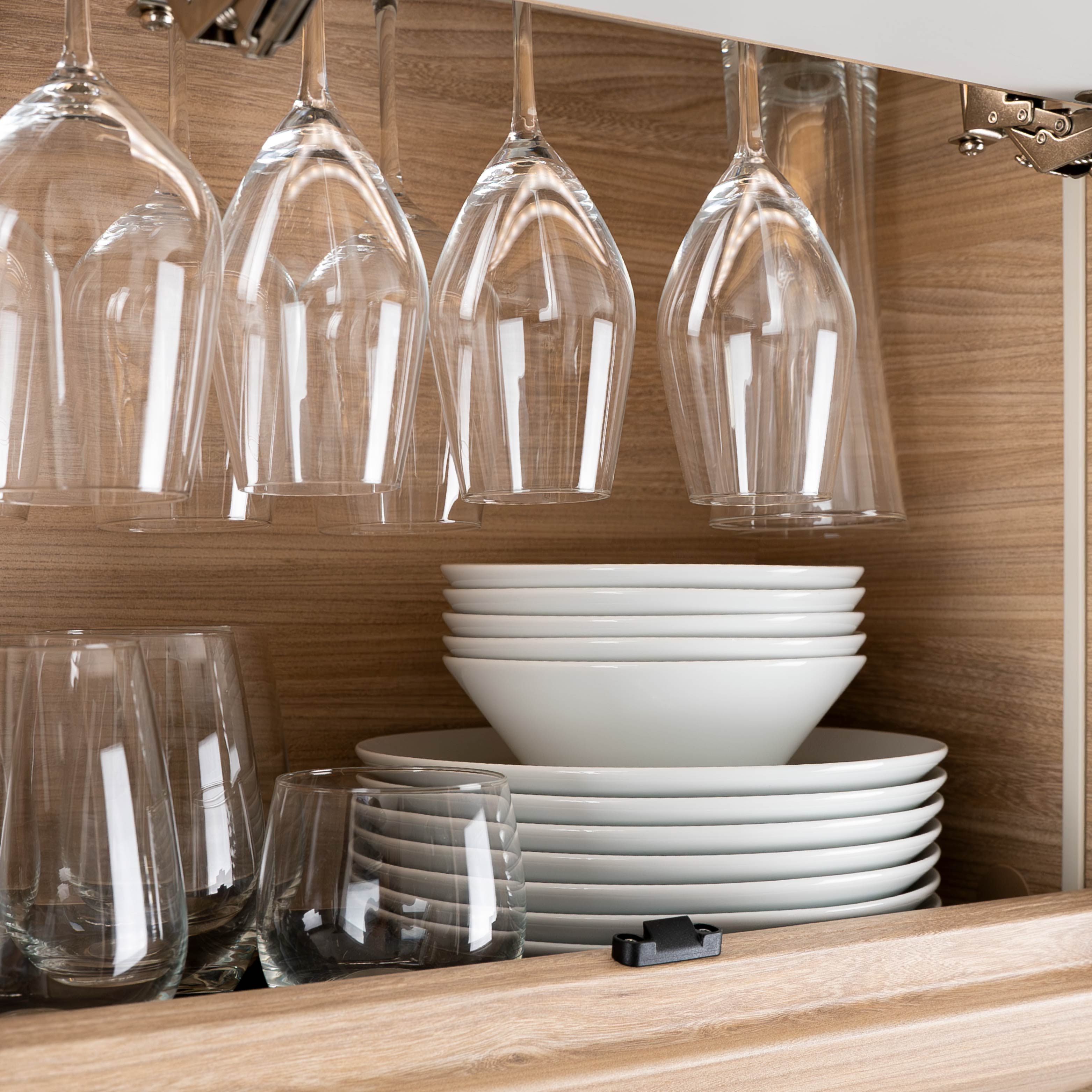 Magnet-Gläser, Magnet-Porzellan-Bowls und Magnet-Porzellanteller in Regal 