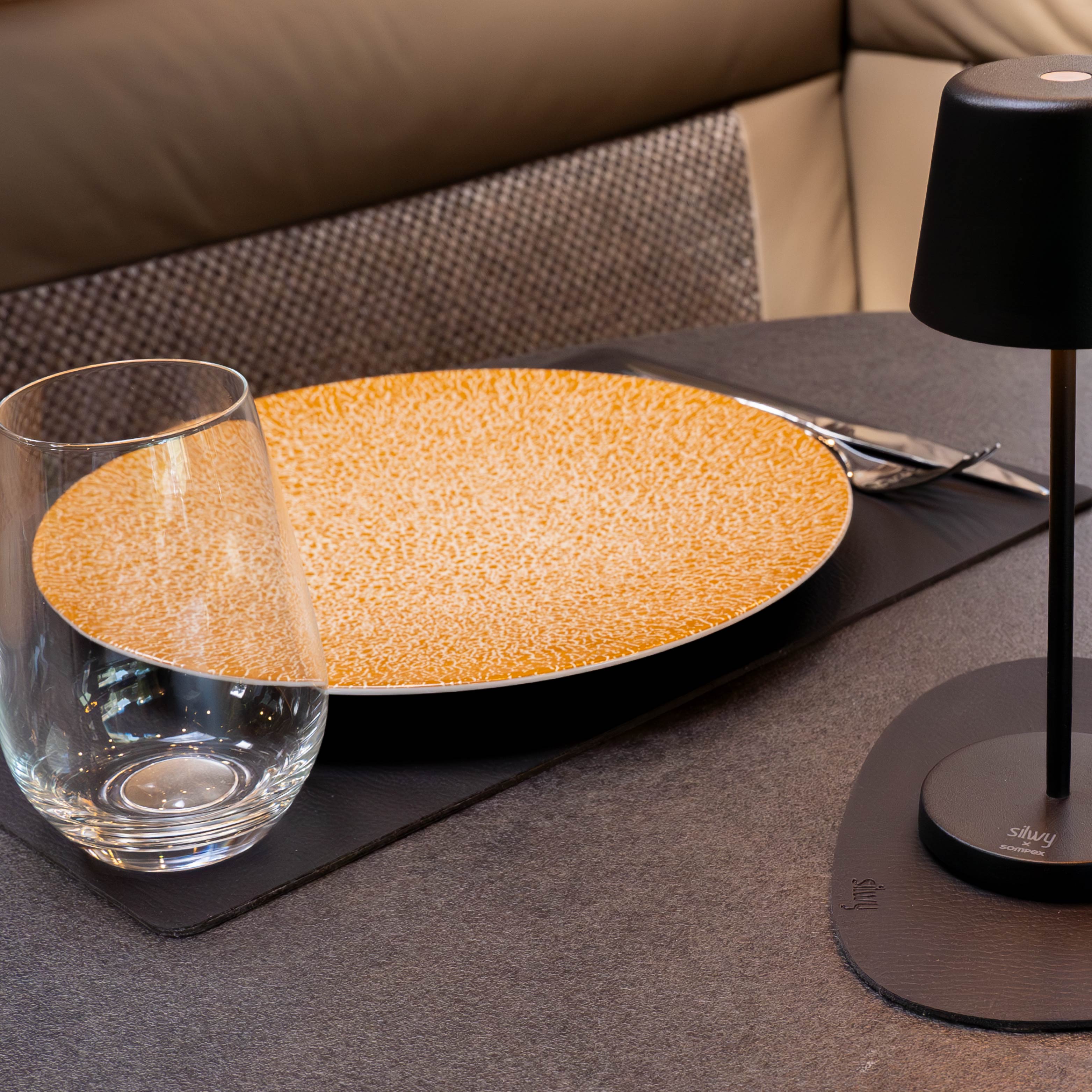 Magnet-Teller wird auf Metall-Nano-Gel-Matte fixiert