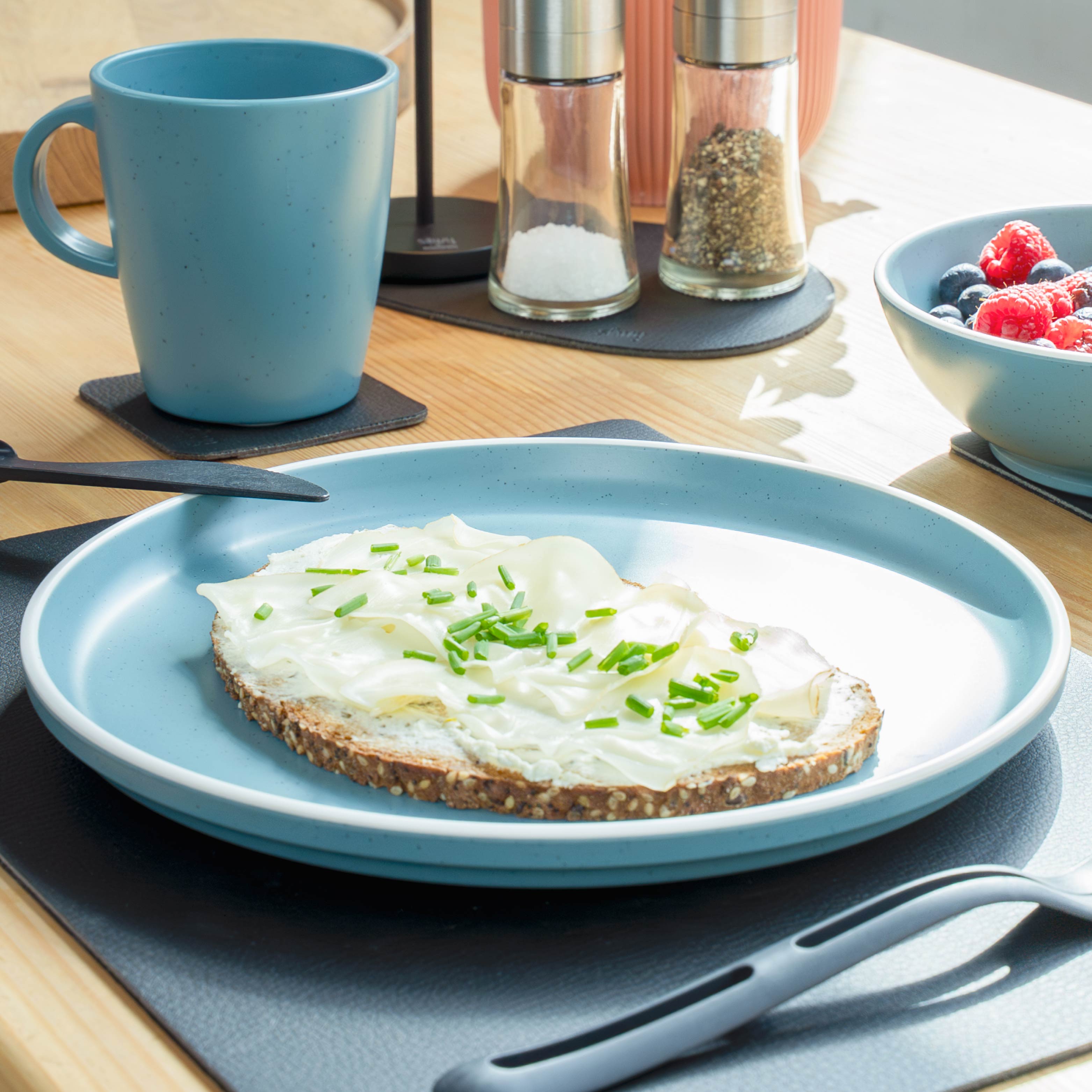 Kunststoff-Geschirrset Blue auf Matte in Küchenumgebung