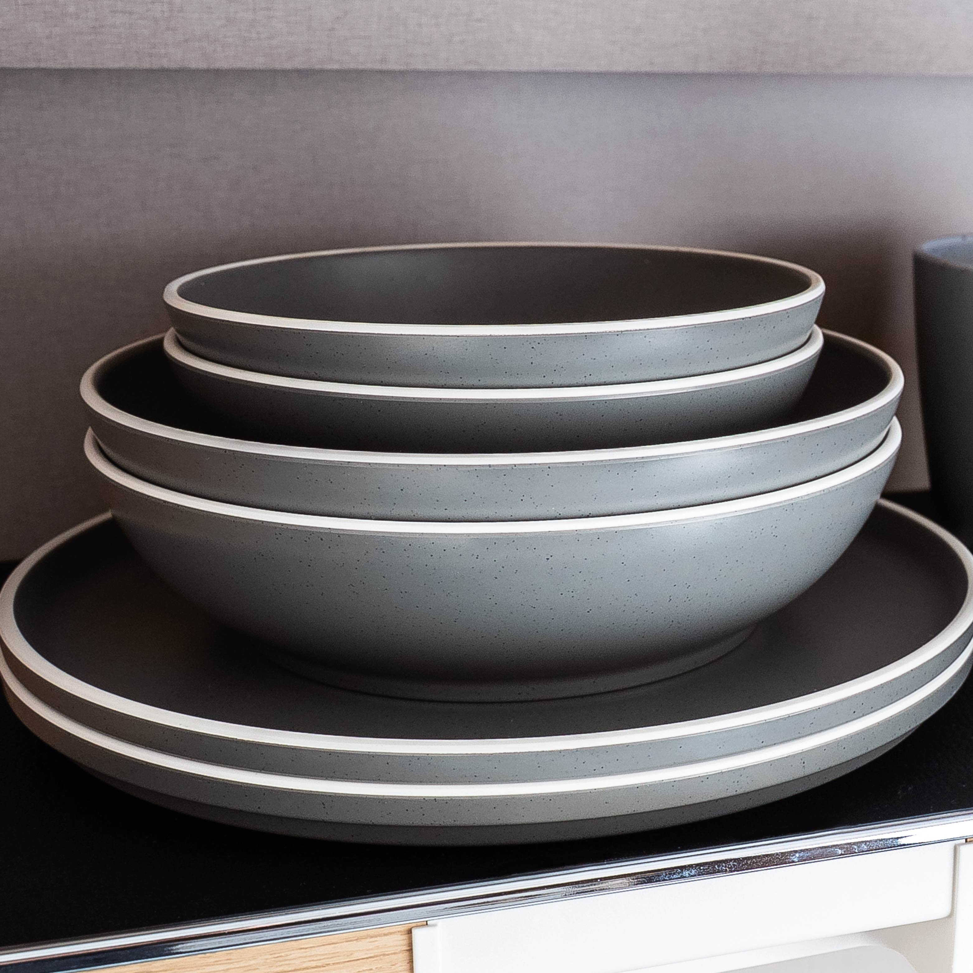 Geschirrset DOLOMIT GREY, verstaut im Schrank auf Metall-Nano-Gel-Matte