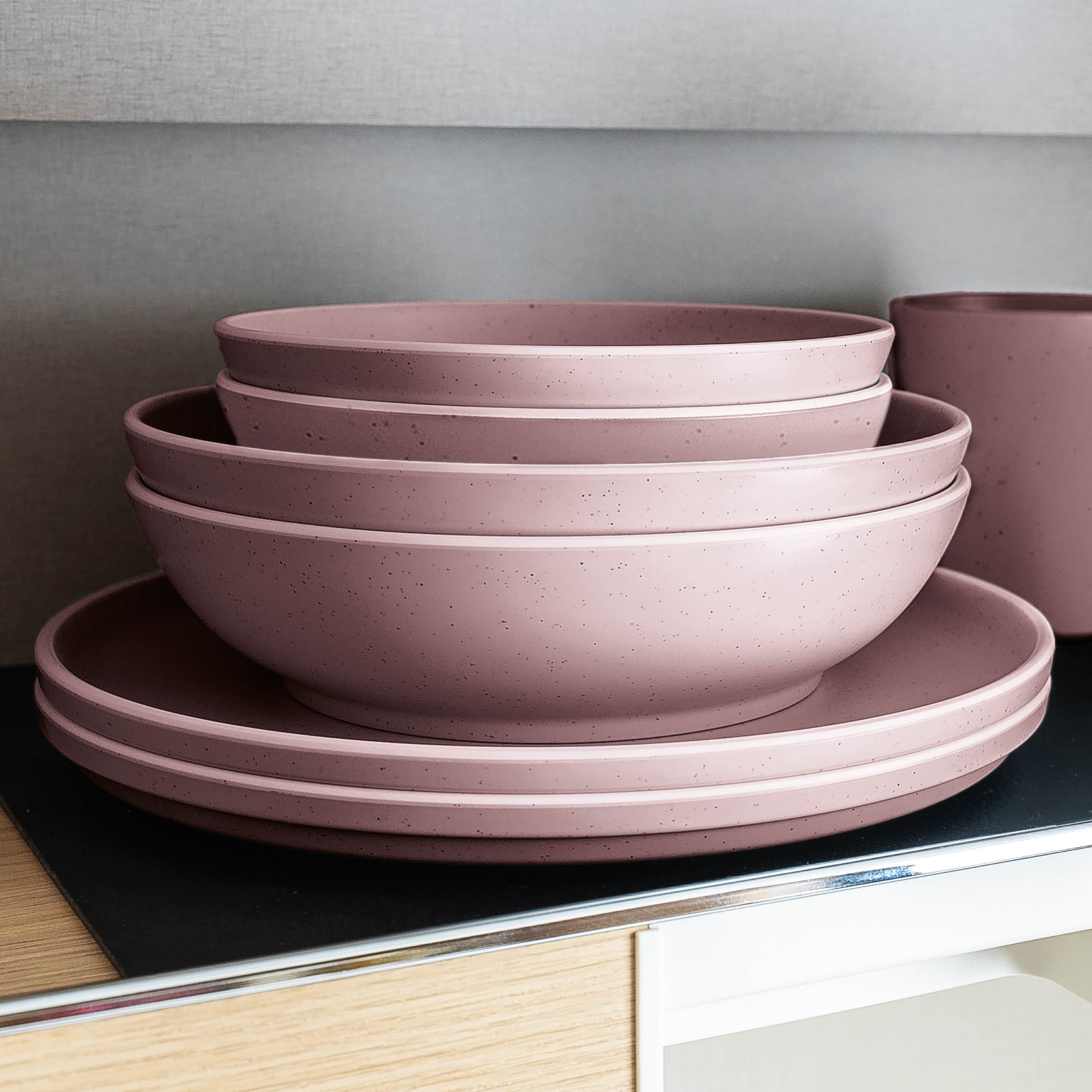 Geschirrset ROSE gestapelt auf Metall-Nano-Gel-Matte im Schrank