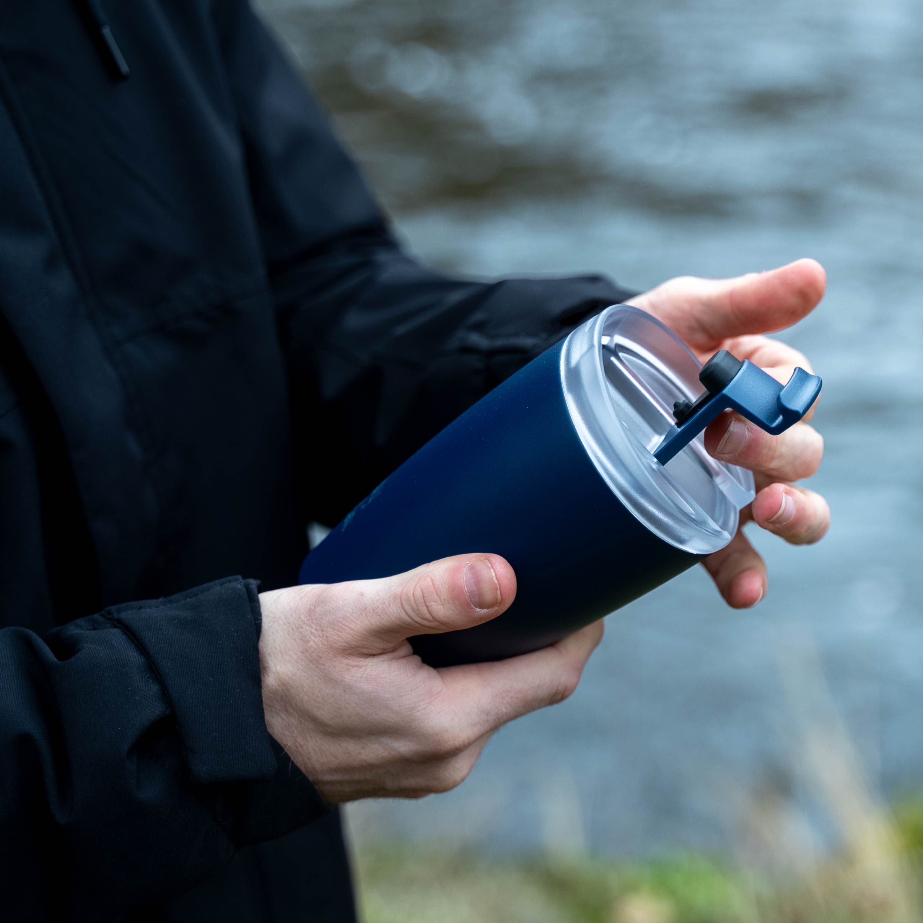 Der geöffnete silwy x FLSK Thermocup in der Farbe midnight 