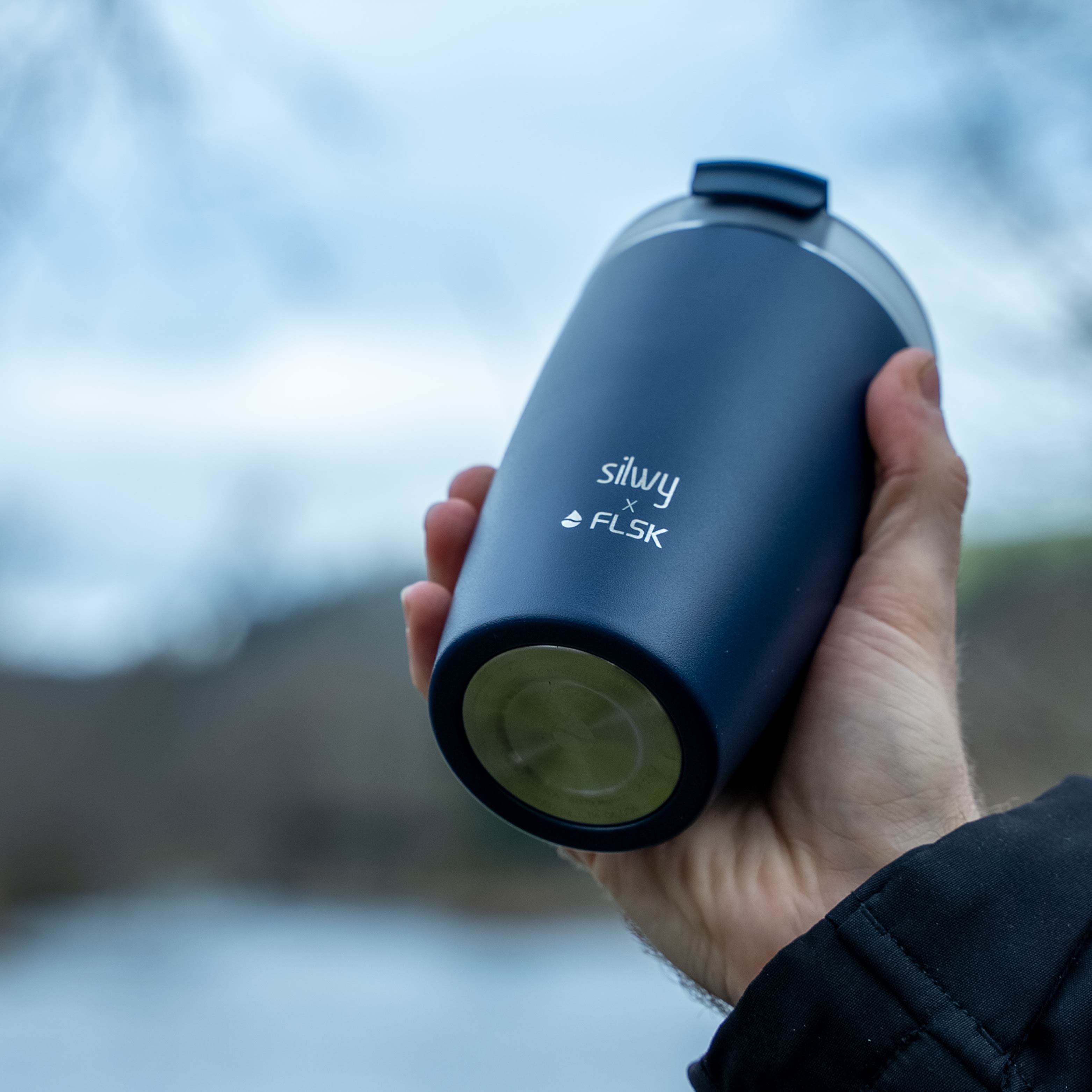 Der silwy x FLSK Thermocup in der Farbe midnight mit integriertem Magnet im Boden 