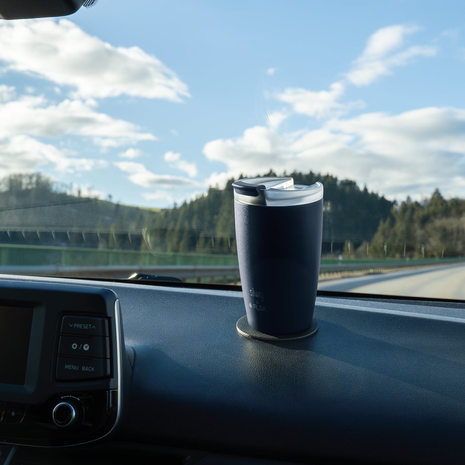 Magnet-Thermocup am Armaturenbrett