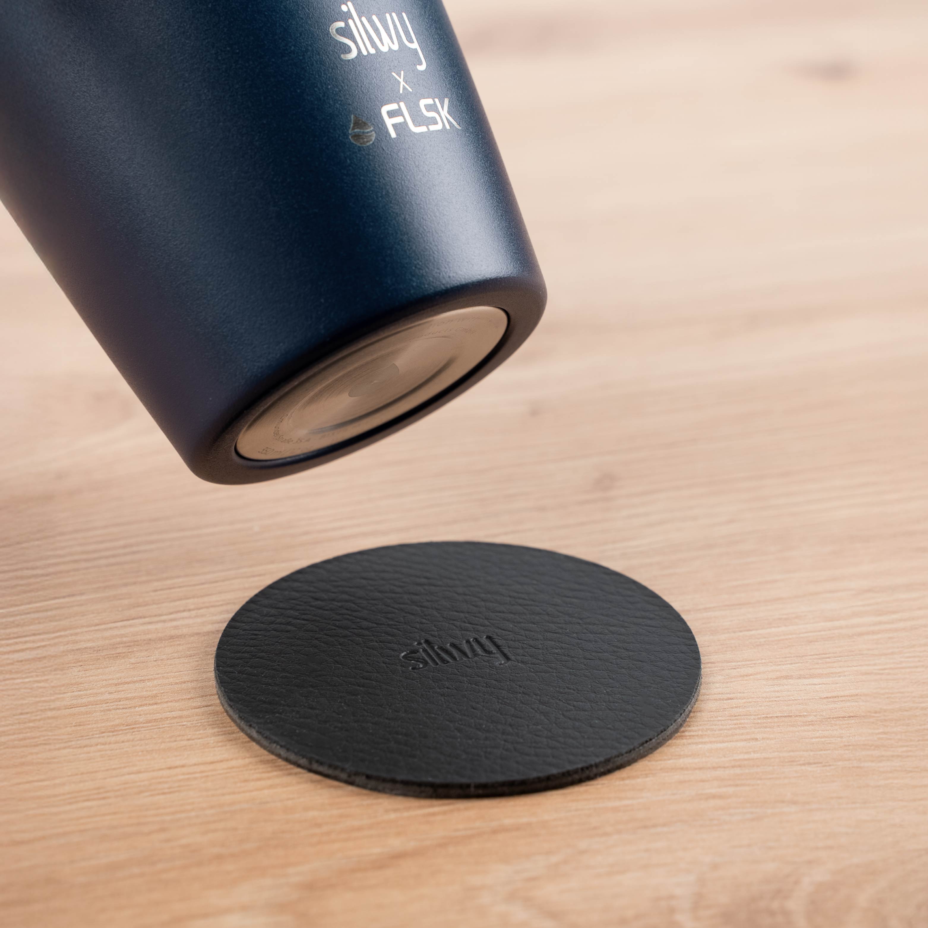 Der silwy x FLSK Thermocup in der Farbe midnight mit integriertem Magnet im Boden und dem runden Metall-Nano-Gel-Pad 