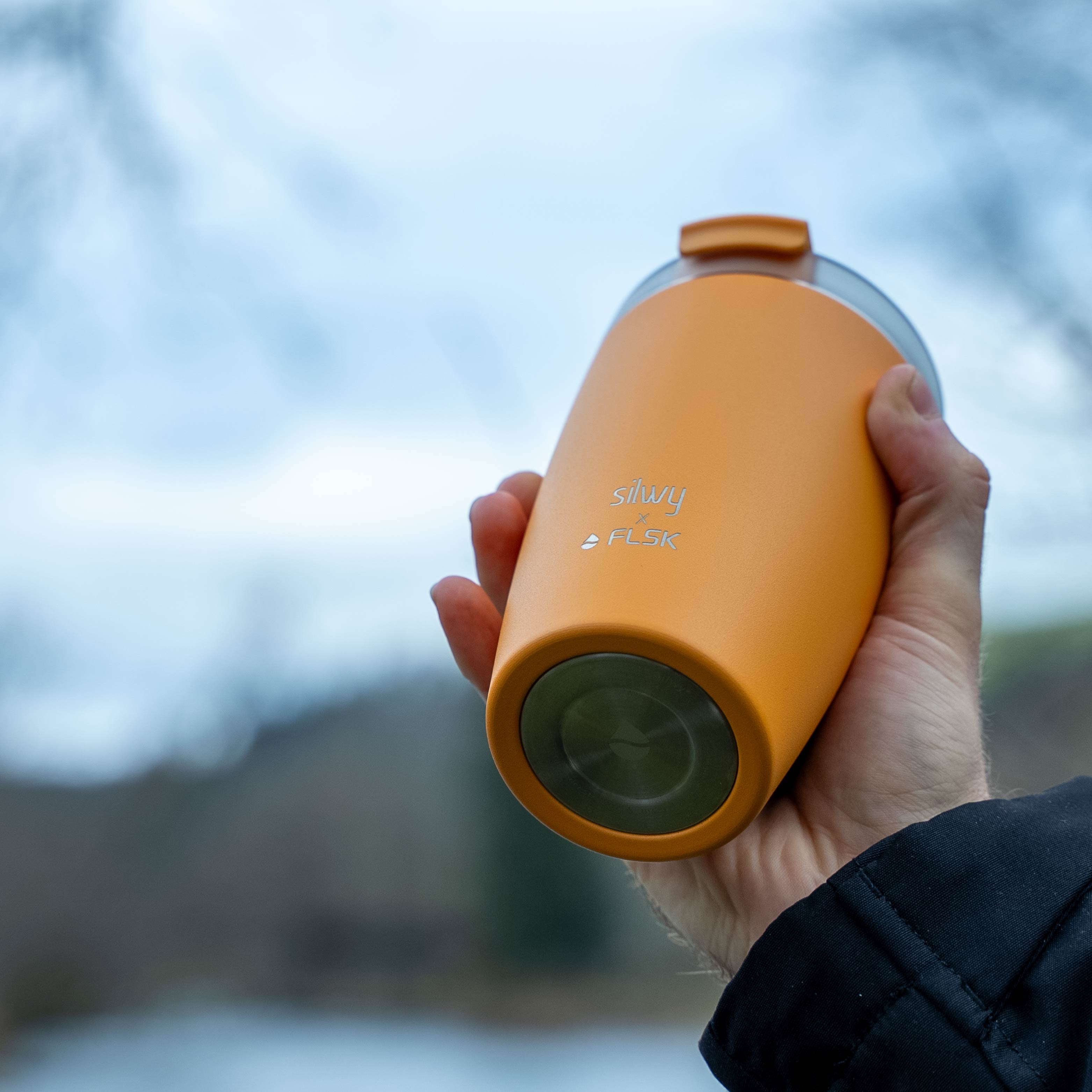 Der silwy x FLSK Thermocup in der Farbe sunrise mit integriertem Magneten im Boden 