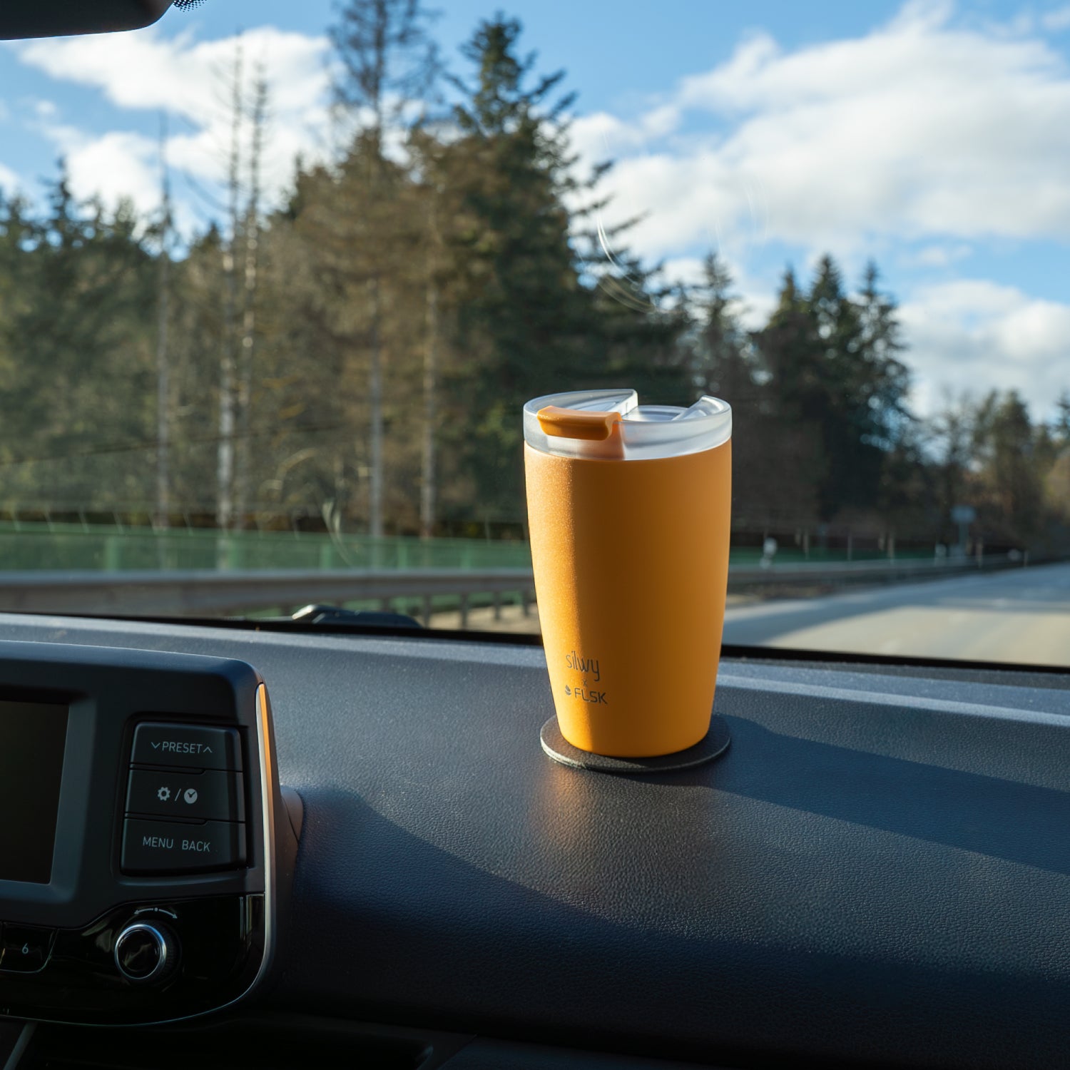 Magnet-Thermocup am Armaturenbrett