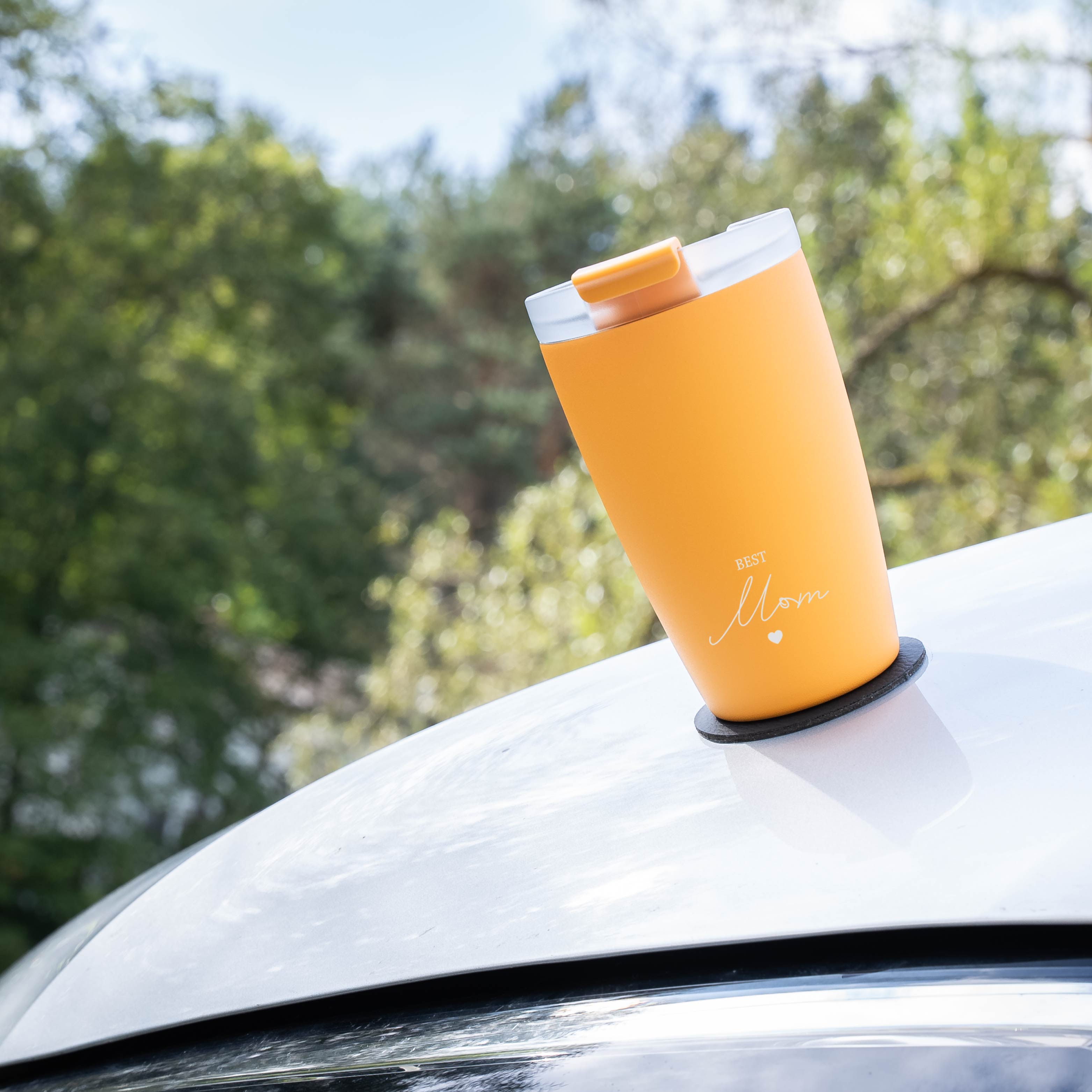 BEST MOM Thermocup SUNRISE auf Motorhaube