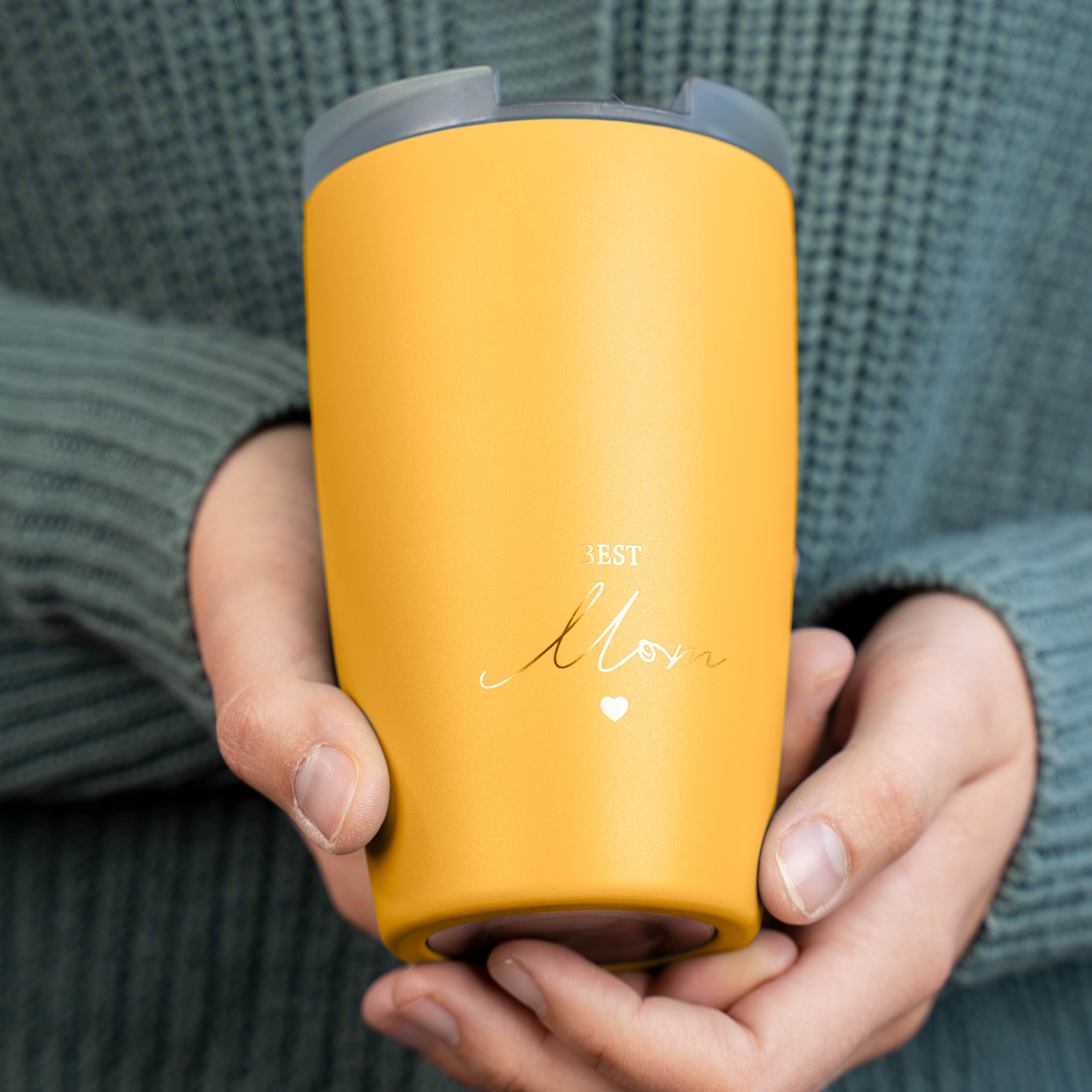 BEST MOM SUNRISE Thermocup, gehalten in Händen