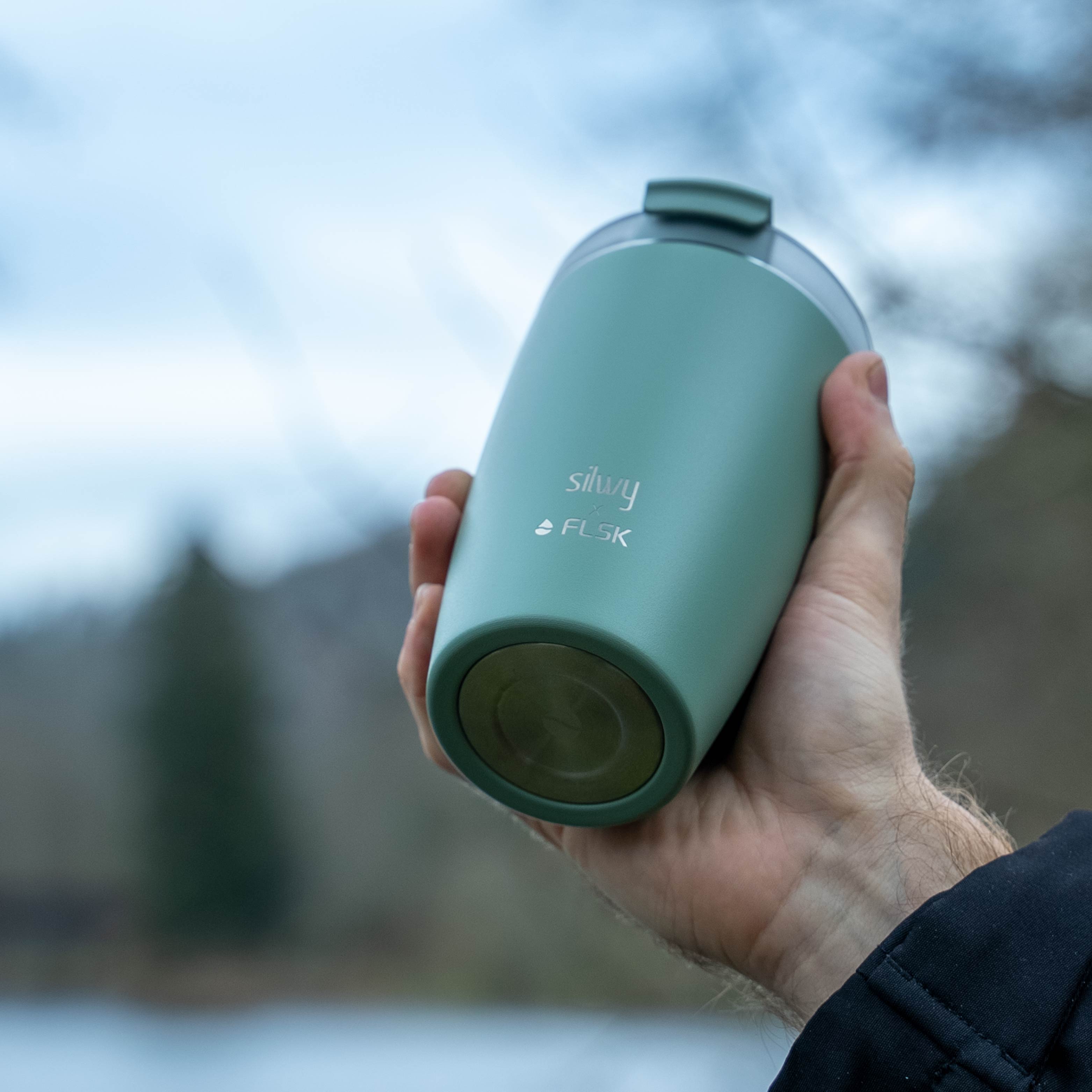 Der silwy x FLSK Thermocup in sage mit integriertem Magneten im Boden 