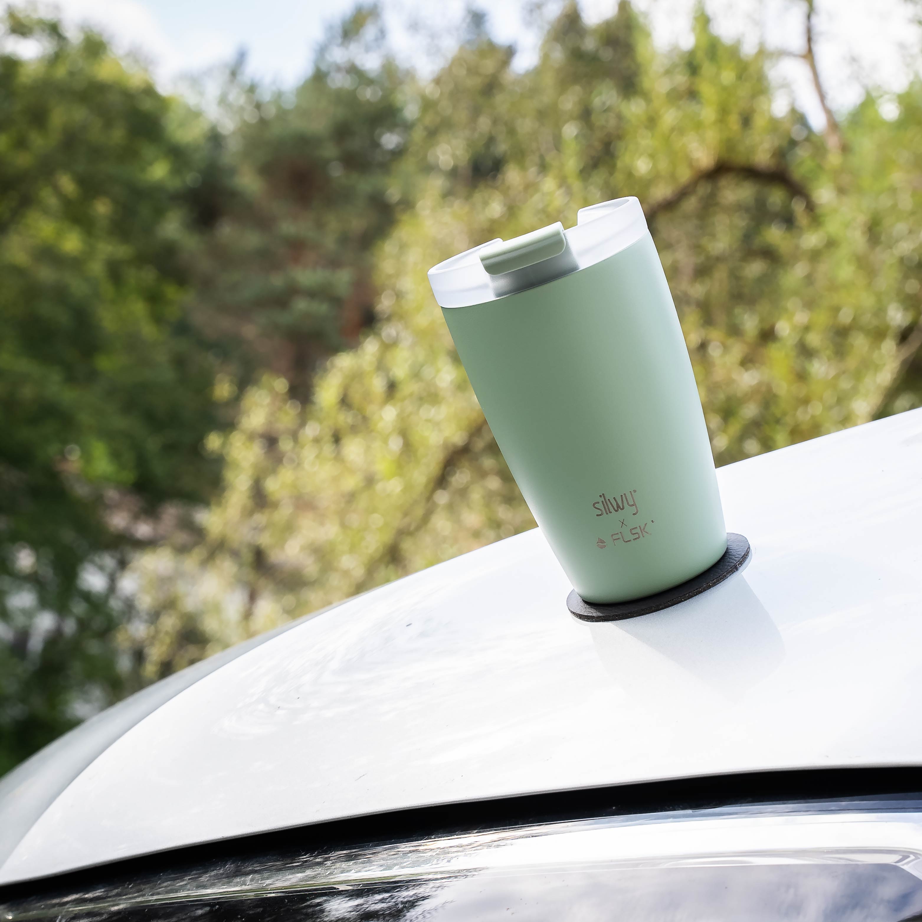 Der silwy x FLSK Thermocup in der Farbe sage mit dem runden Metall-Nano-Gel-Pad 