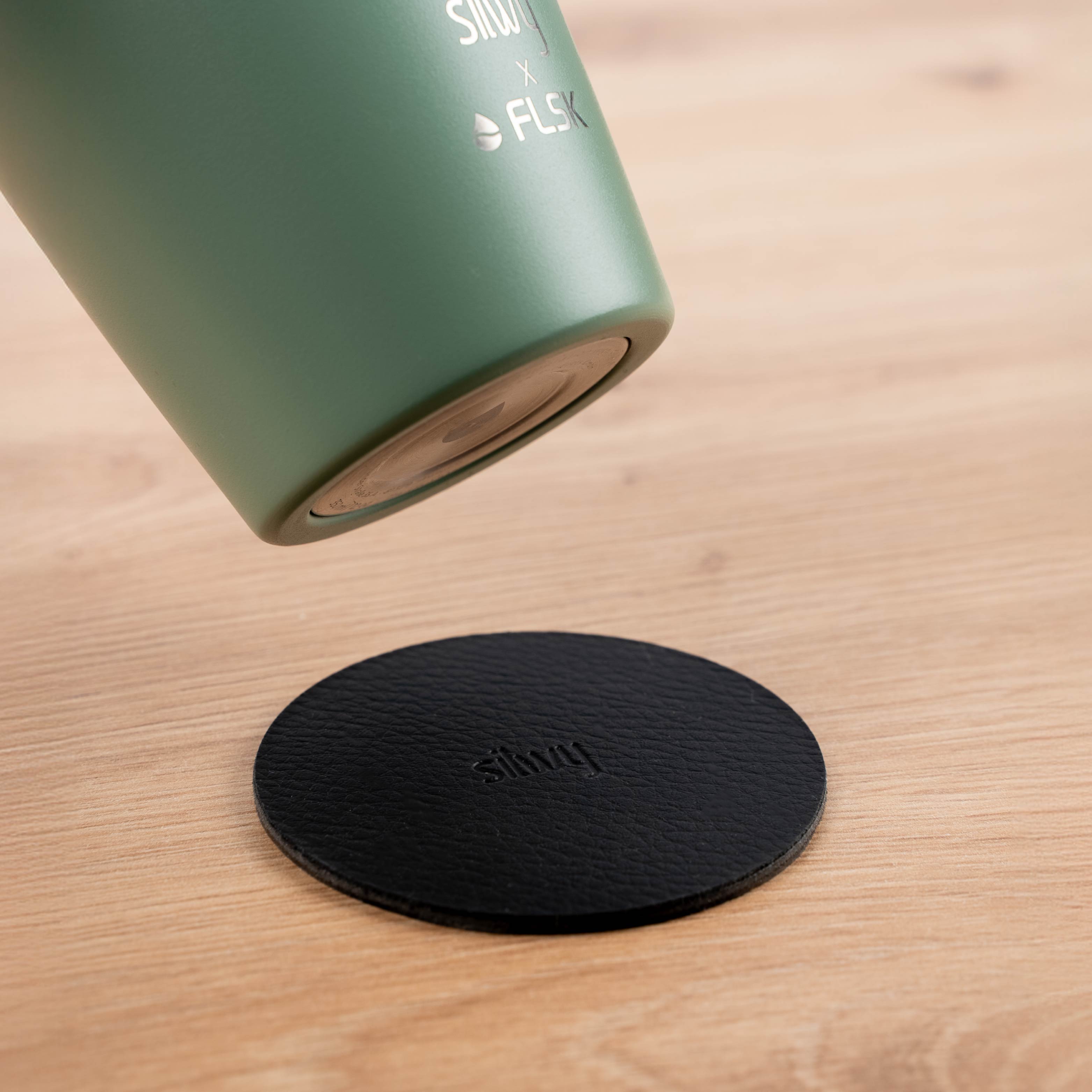 Der silwy x FLSK Thermocup in der Farbe sage mit dem integrierten Magneten im Boden und dem runden Metall-Nano-Gel-Pad