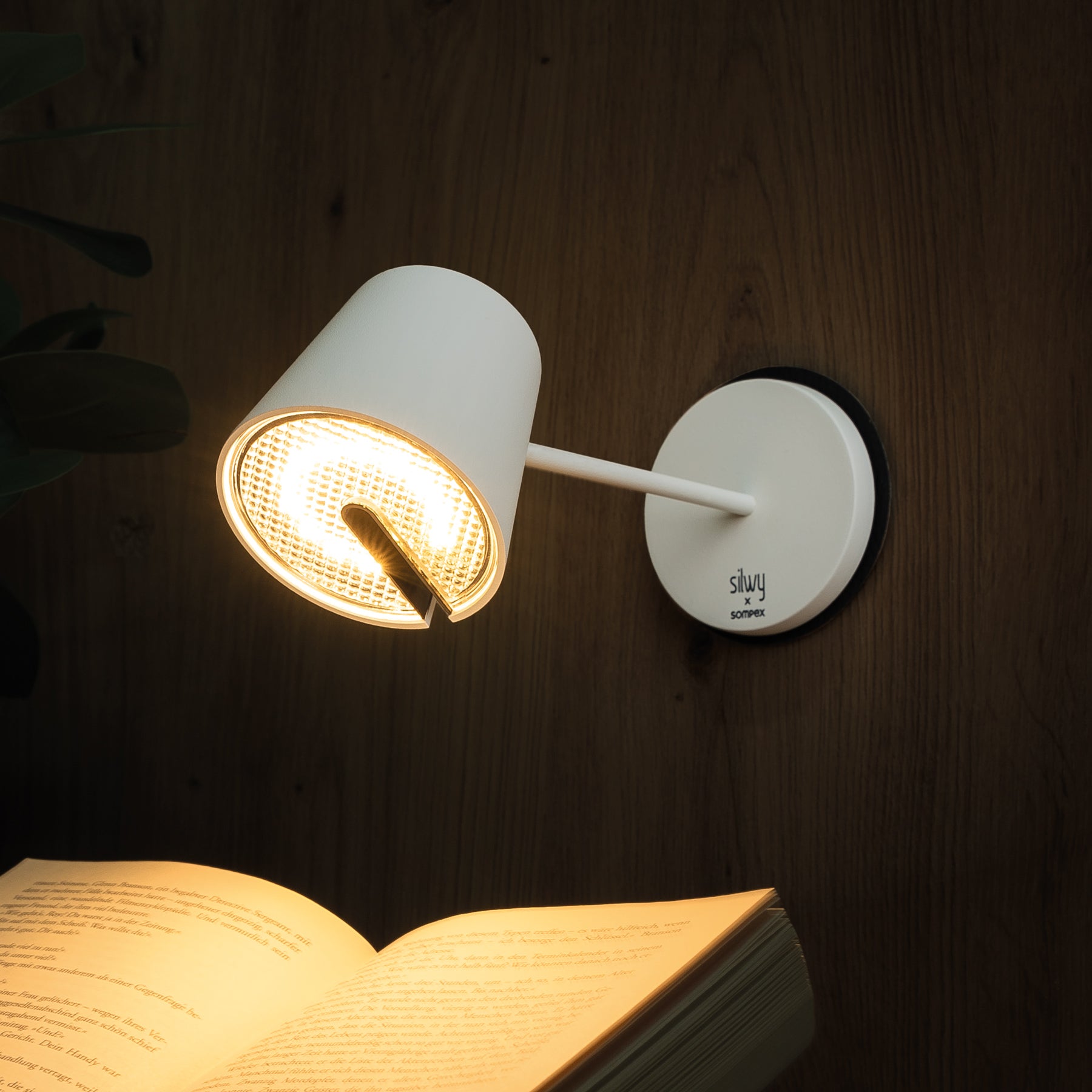 Schwenkbarer Kopf der silwy x sompex Tisch- und Wandleuchte