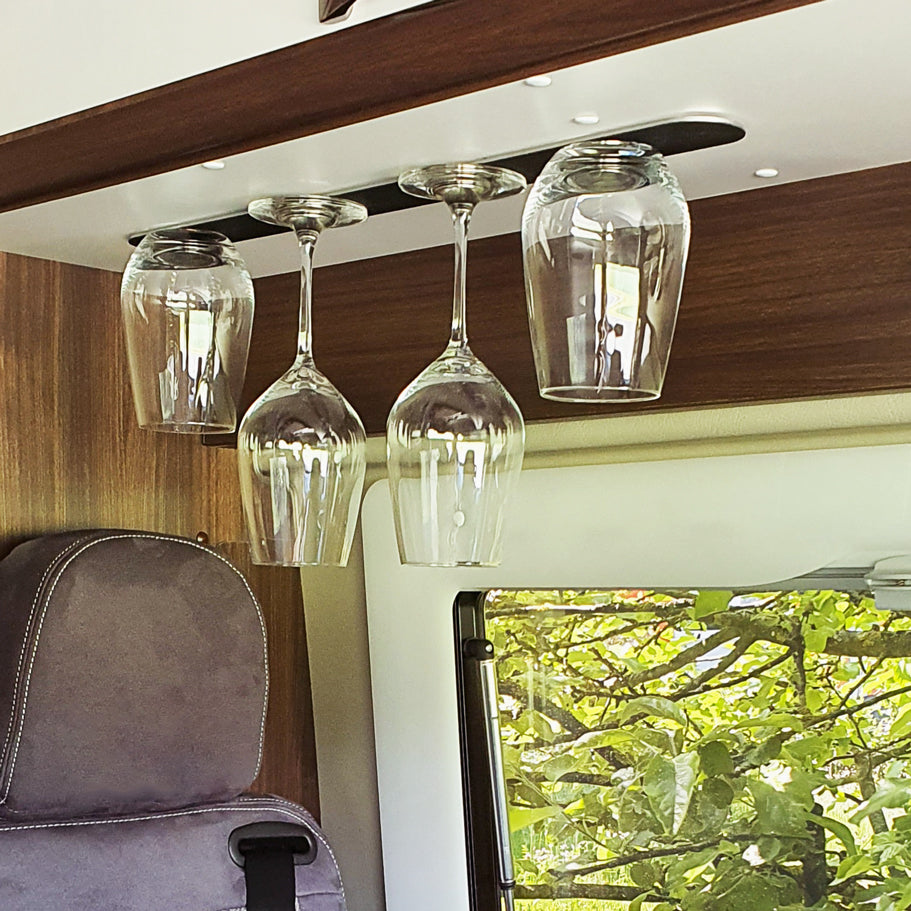 Magnet-Kristallgläser Wein und Longdrink hängend an Metall-Leiste 