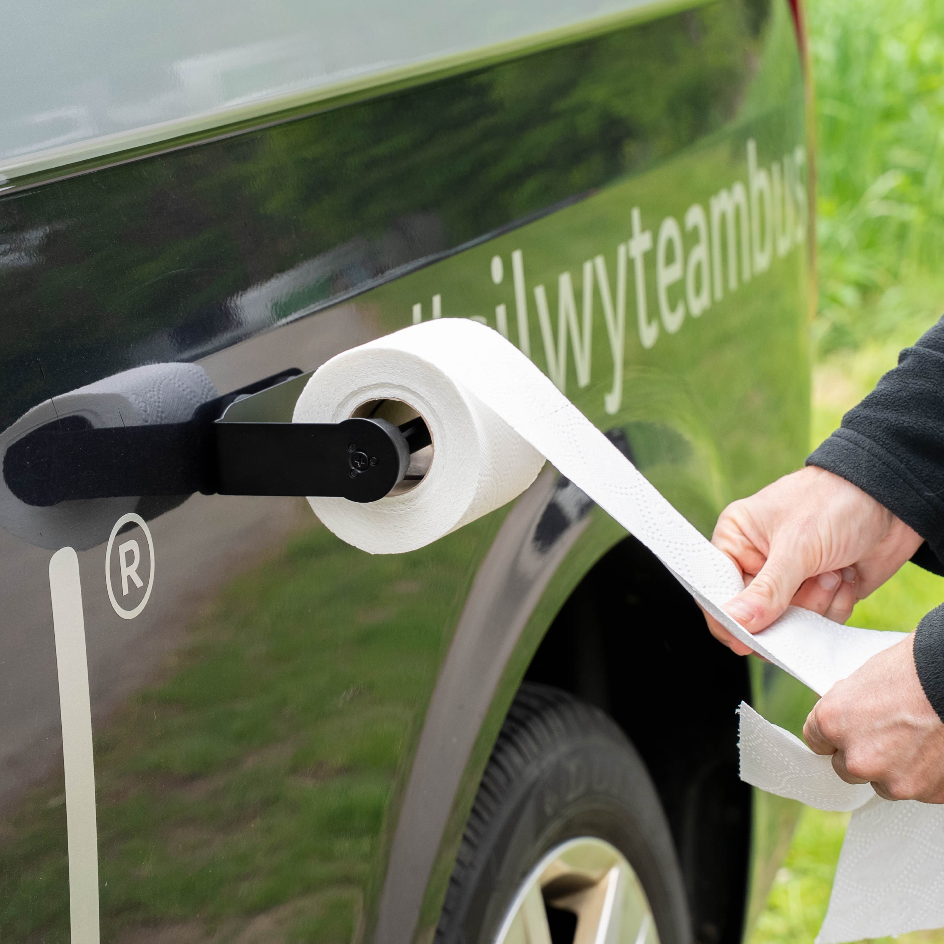 Toilettenpapierhalter an Multivan, Papier abrollen