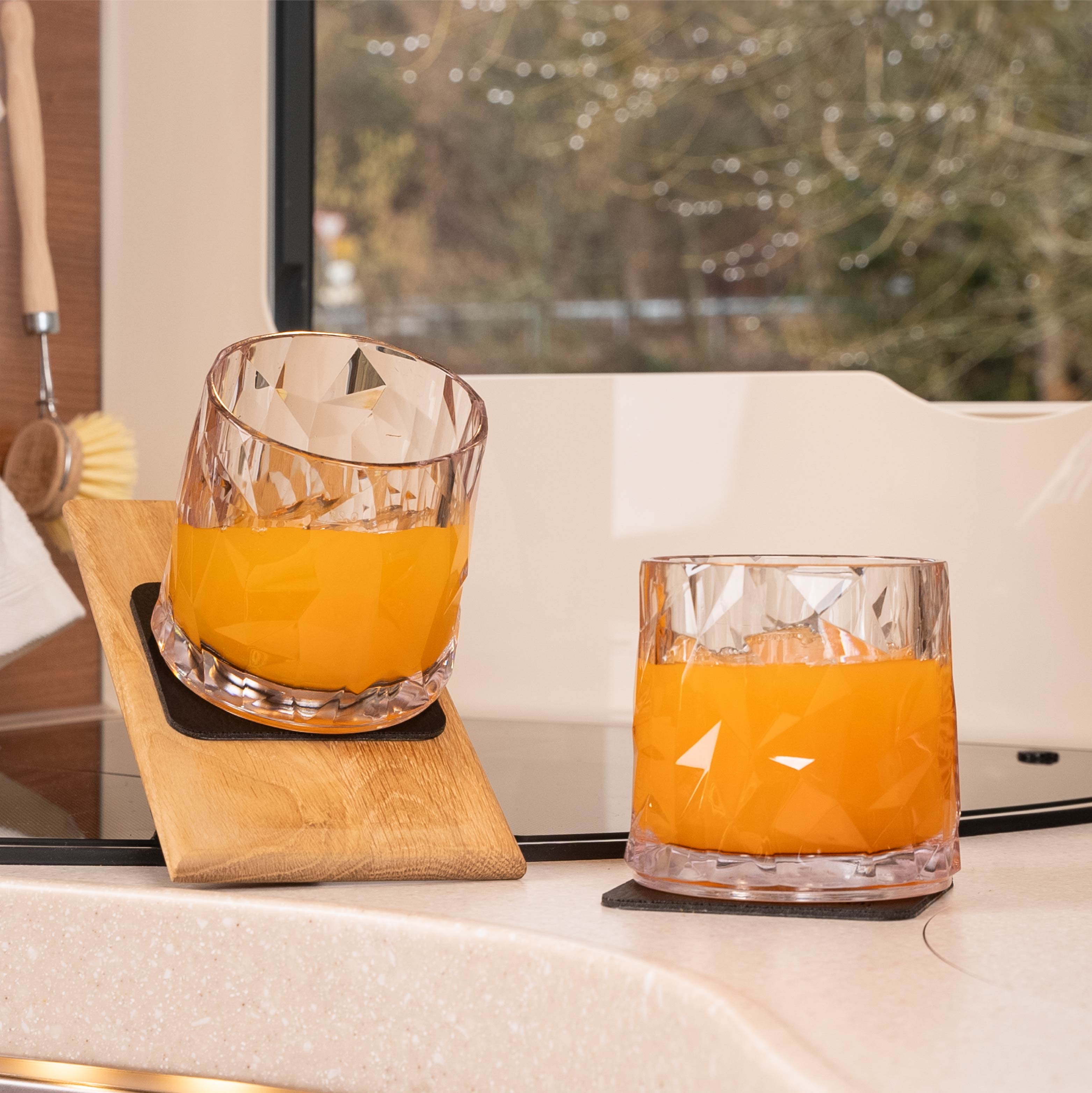 Kunststoffgläser mit Magnet auf Pad abgestellt