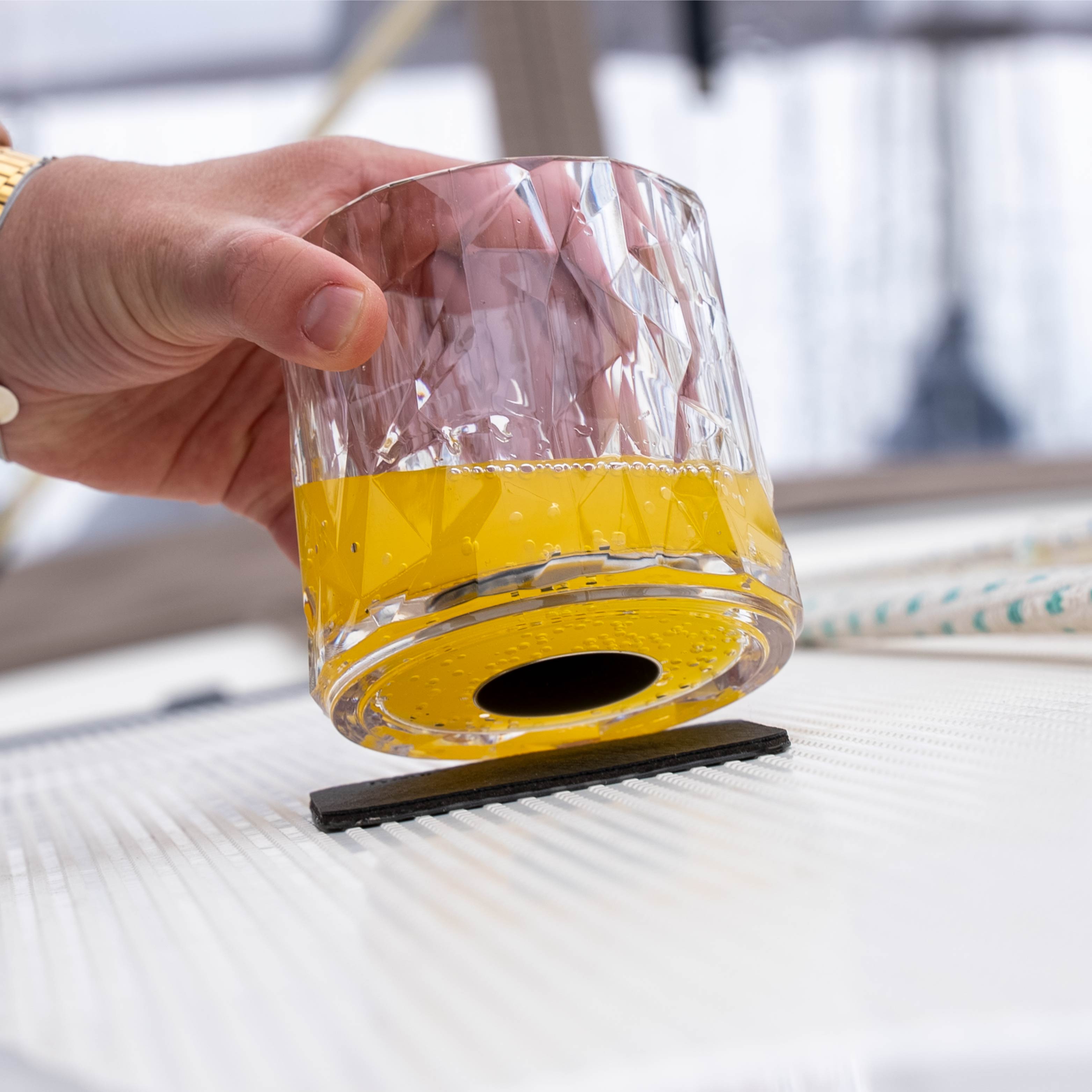 Nahaufnahme des eingegossenen Magneten im Glasboden