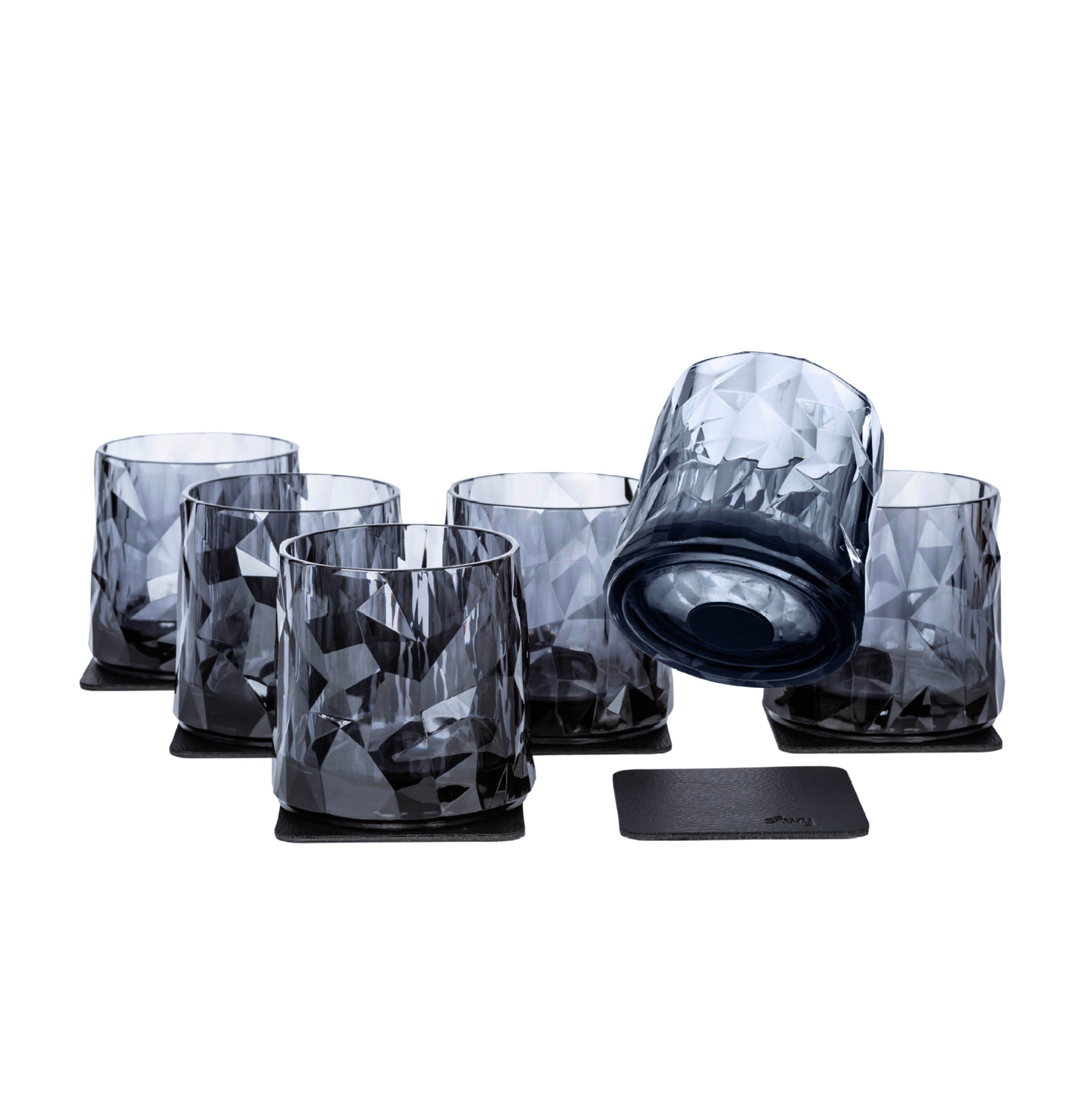 Freisteller von sechs Magnet-Kunststoffgläsern Tumbler auf den Pads