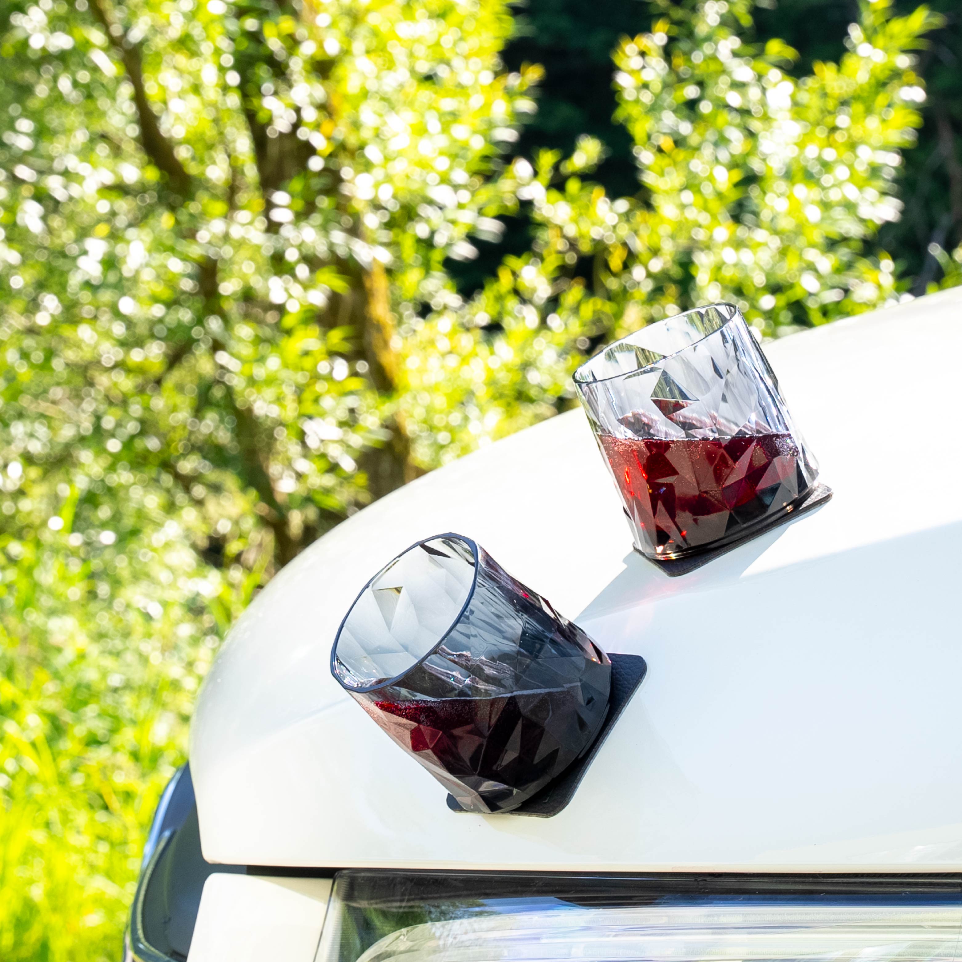 Kunststoffgläser mit Magnet auf Motorhaube fixiert