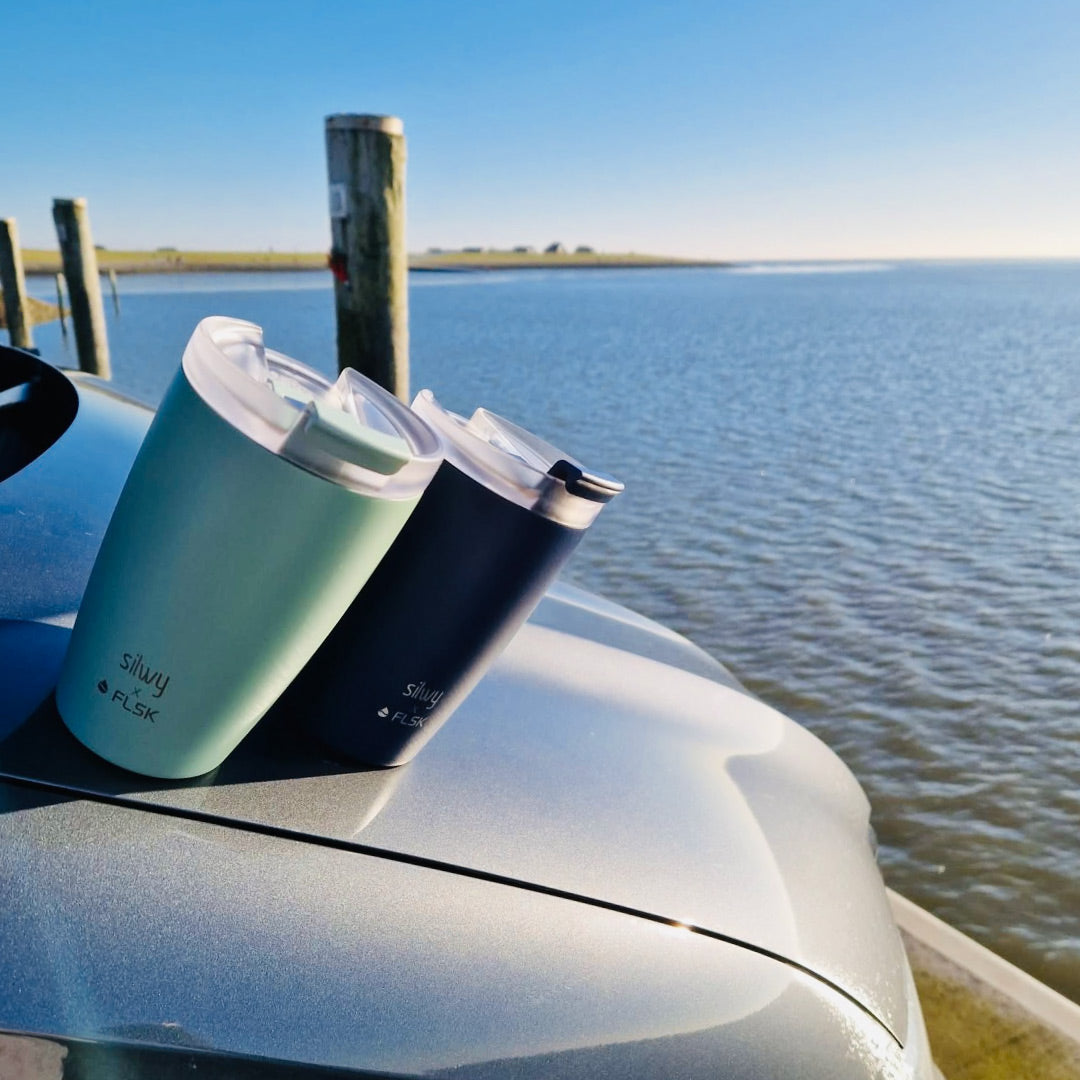 Magnet-Thermocups auf Motorhaube vor einem See