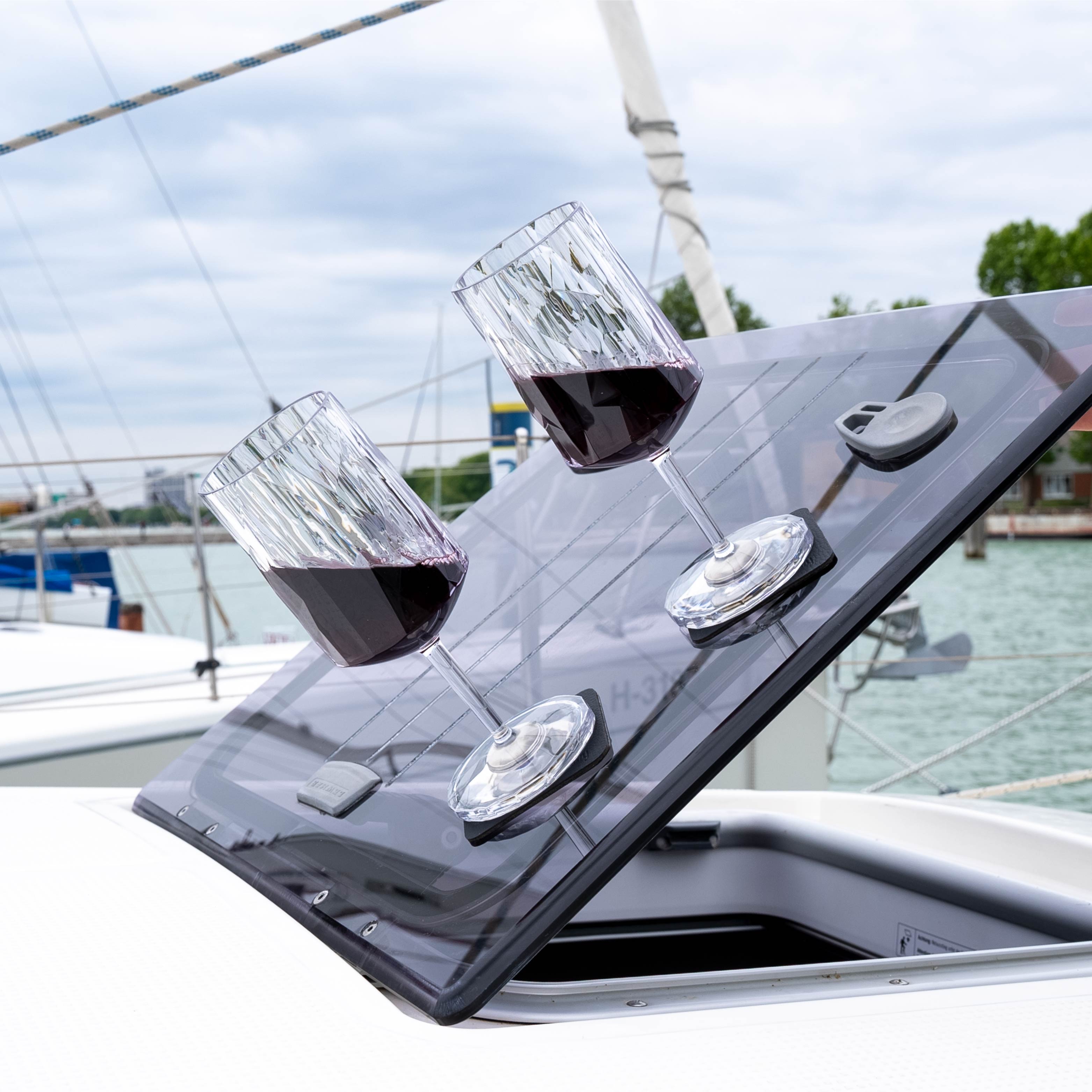 Magnet-Kunststoffgläser Wein abgestellt auf den Pads in Schräglage auf einem Boot