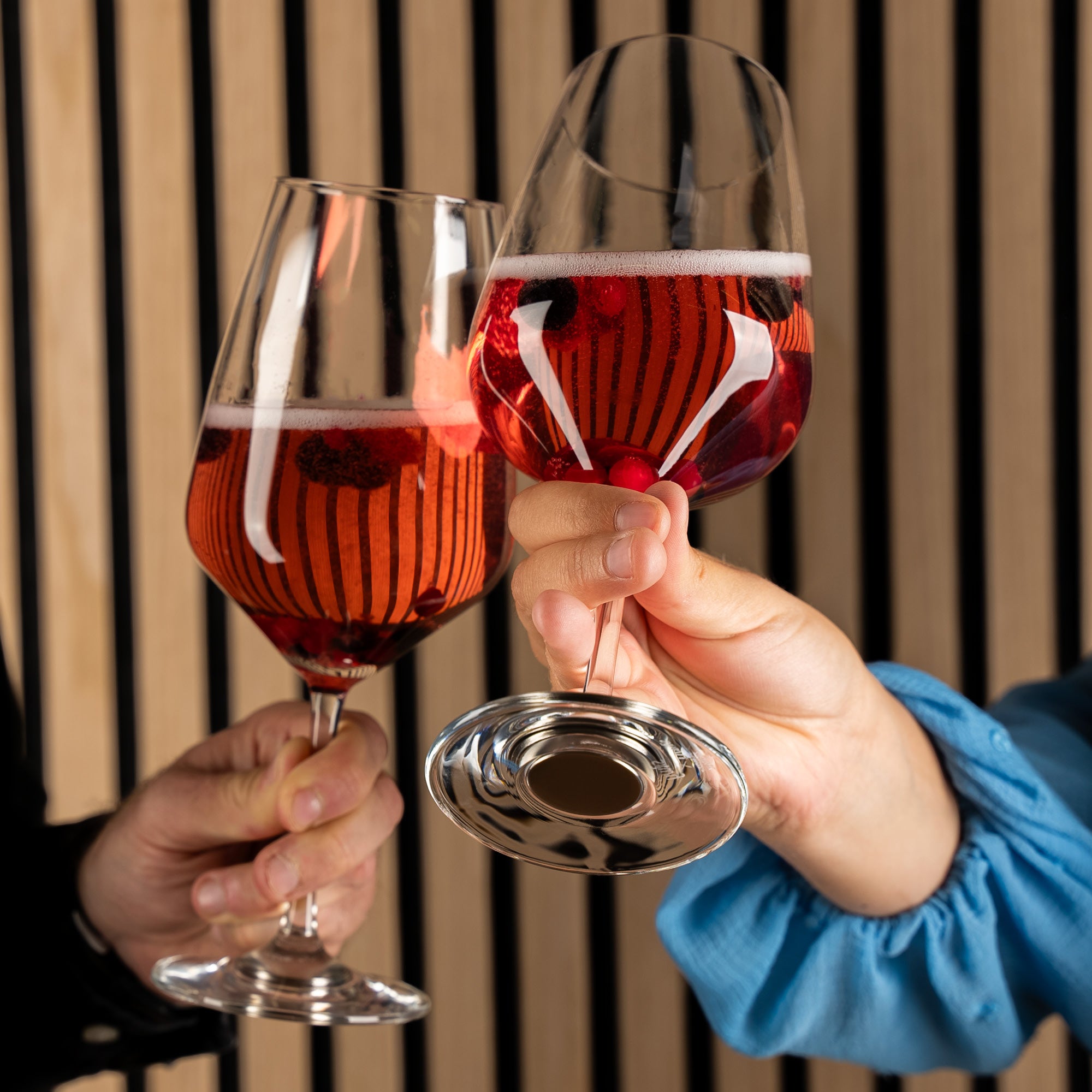 Blick auf Magnet im Boden bei den Kristallgläsern Wein Bordeaux