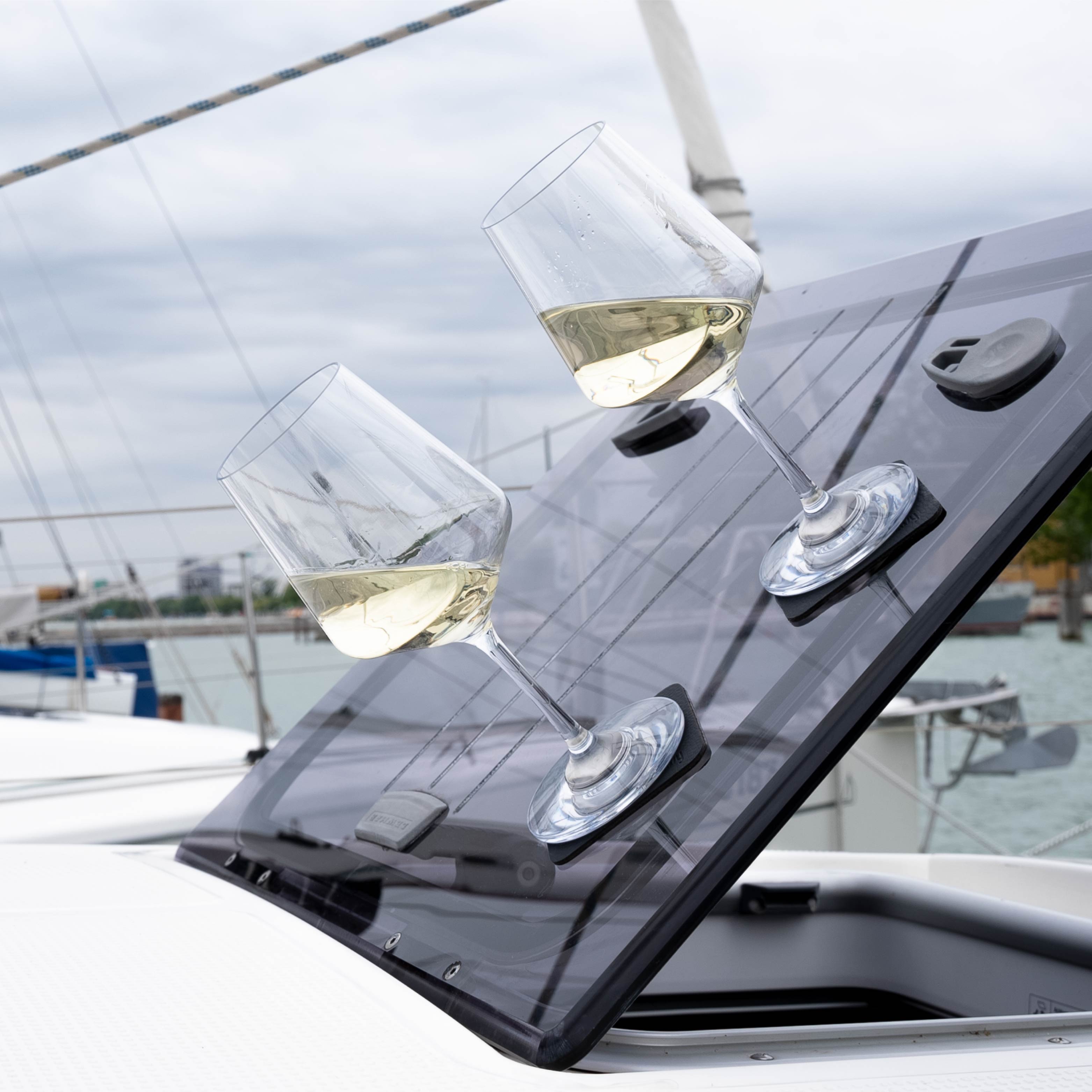 Magnet-Kunststoffgläser Wein auf Pads in Schräglage auf einem Boot