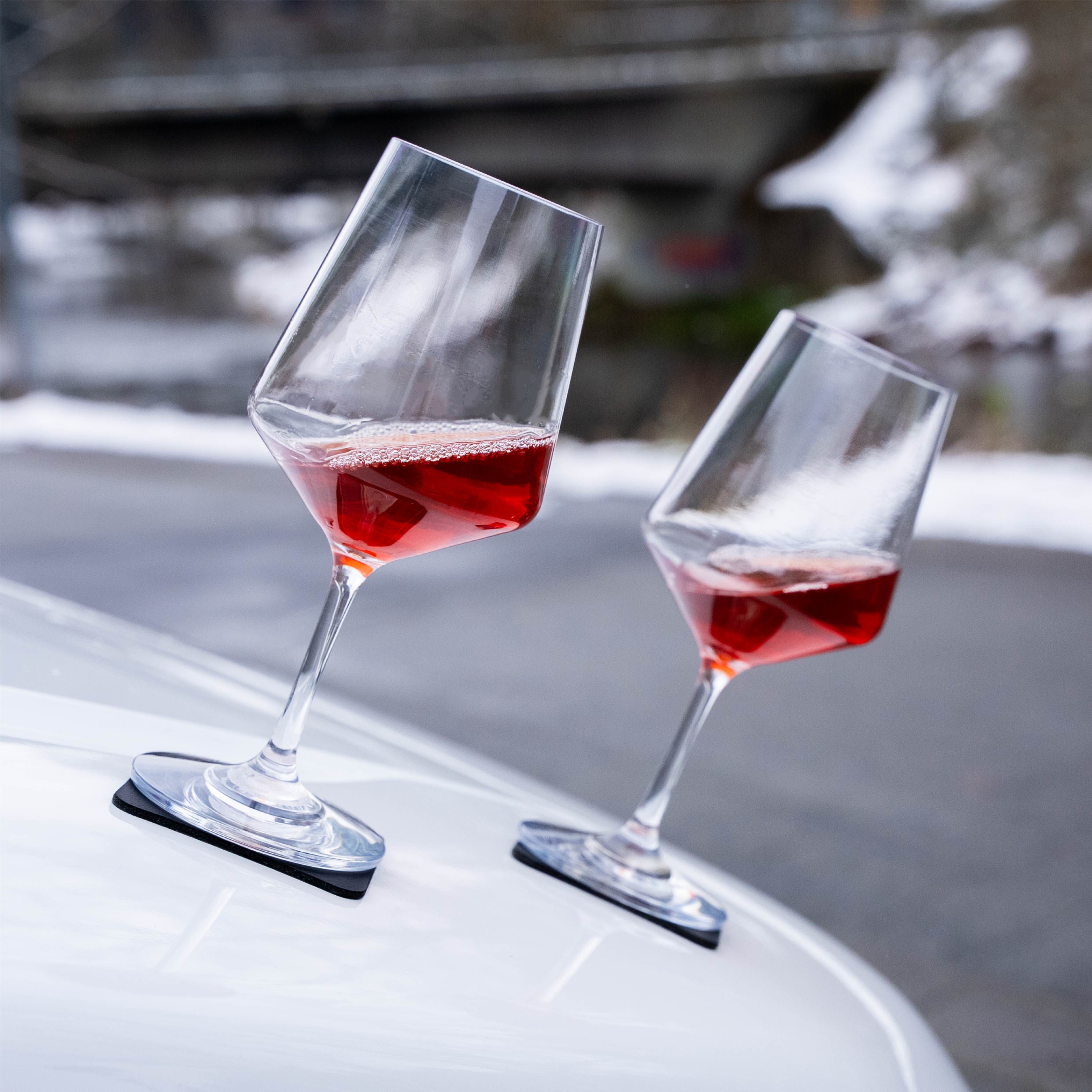 Magnet-Kunststoffgläser Wein auf metallischer Motorhaube abgestellt