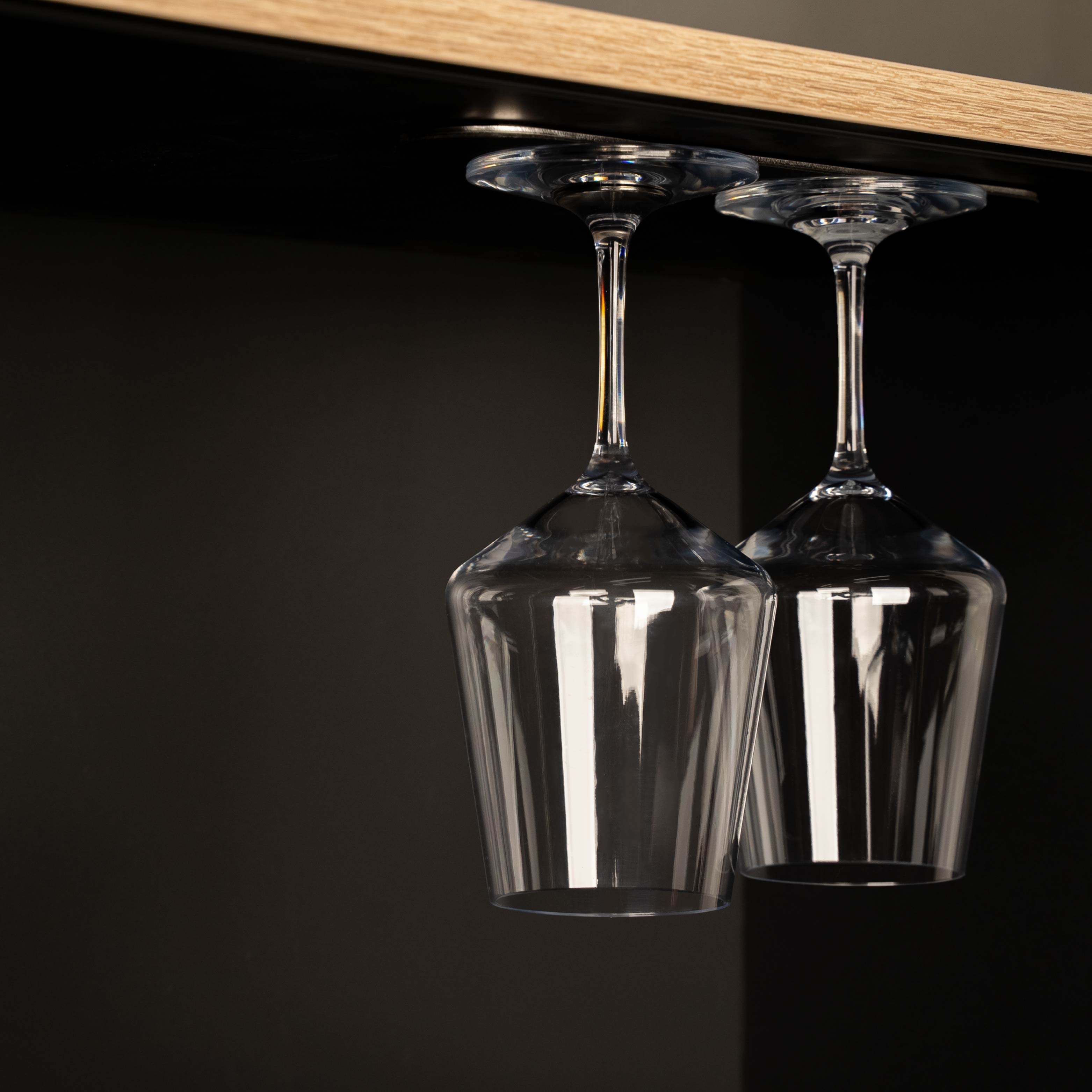 Magnet-Kristallgläser Wein hängend an schwarzer Metall-Leiste 