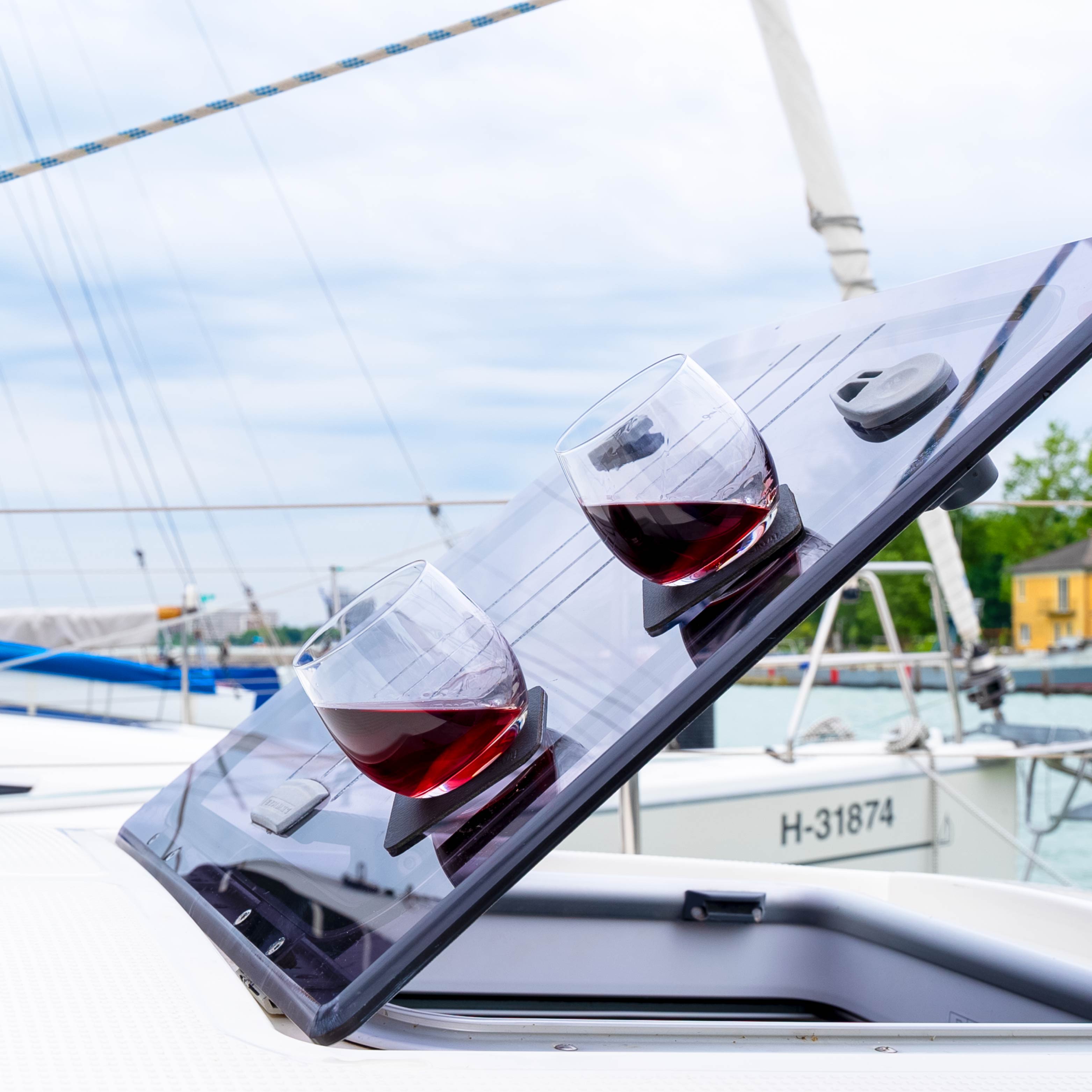 Magnet-Kristallgläser Whisky auf zwei Pads in Schräglage auf einem Boot