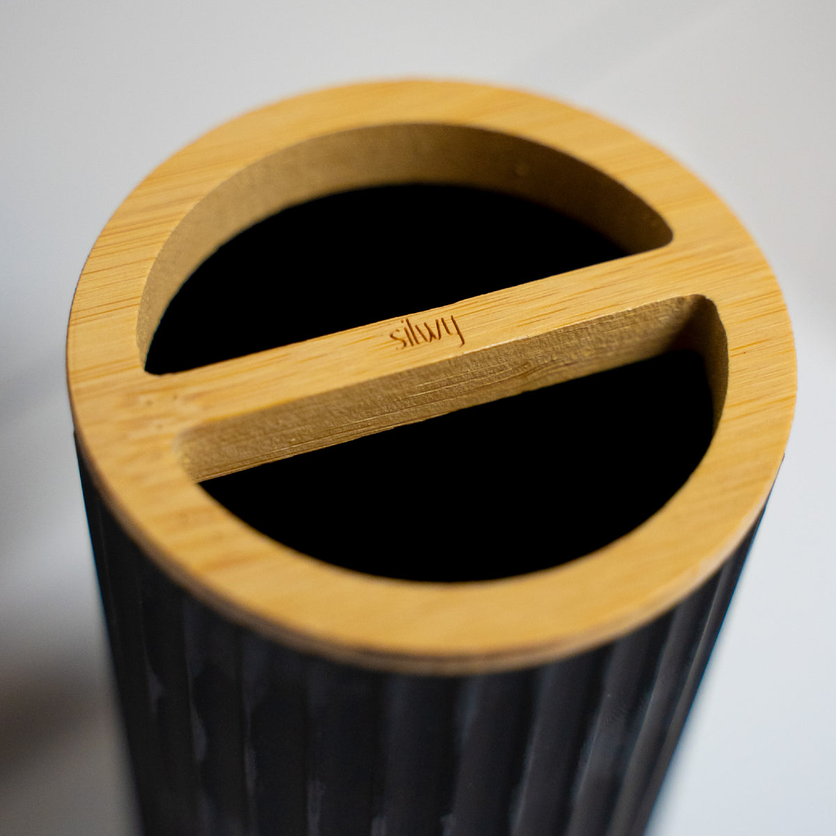 Bicchiere magnetico per spazzolini BLACK incluso il pad