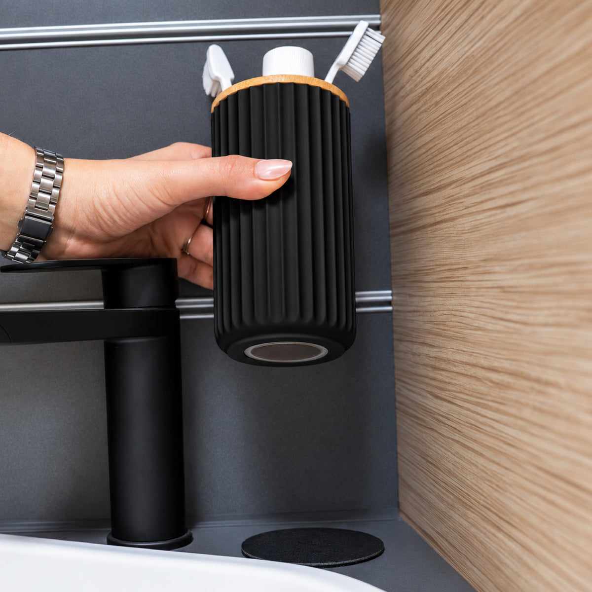 Bicchiere magnetico per spazzolini BLACK incluso il pad