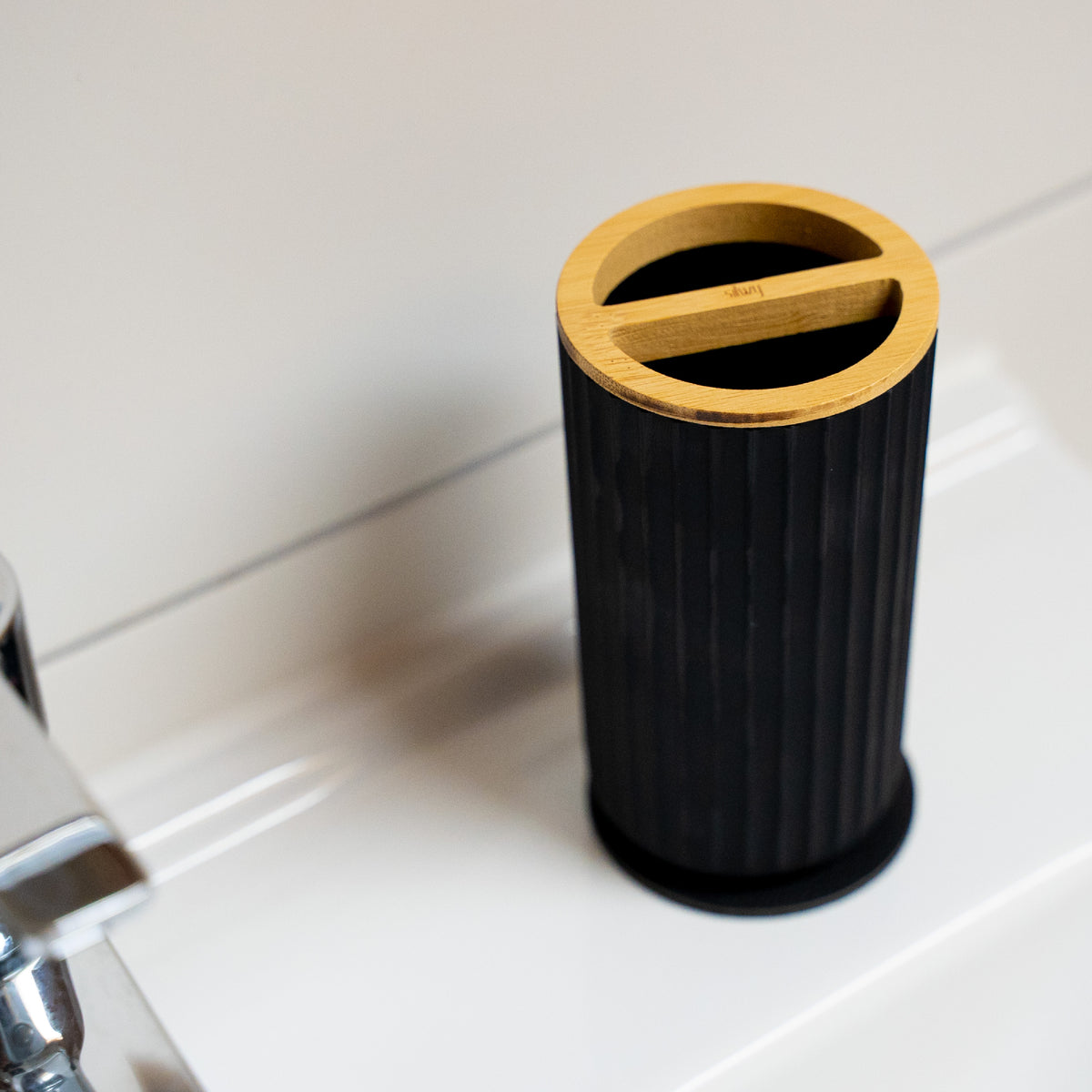 Bicchiere magnetico per spazzolini BLACK incluso il pad