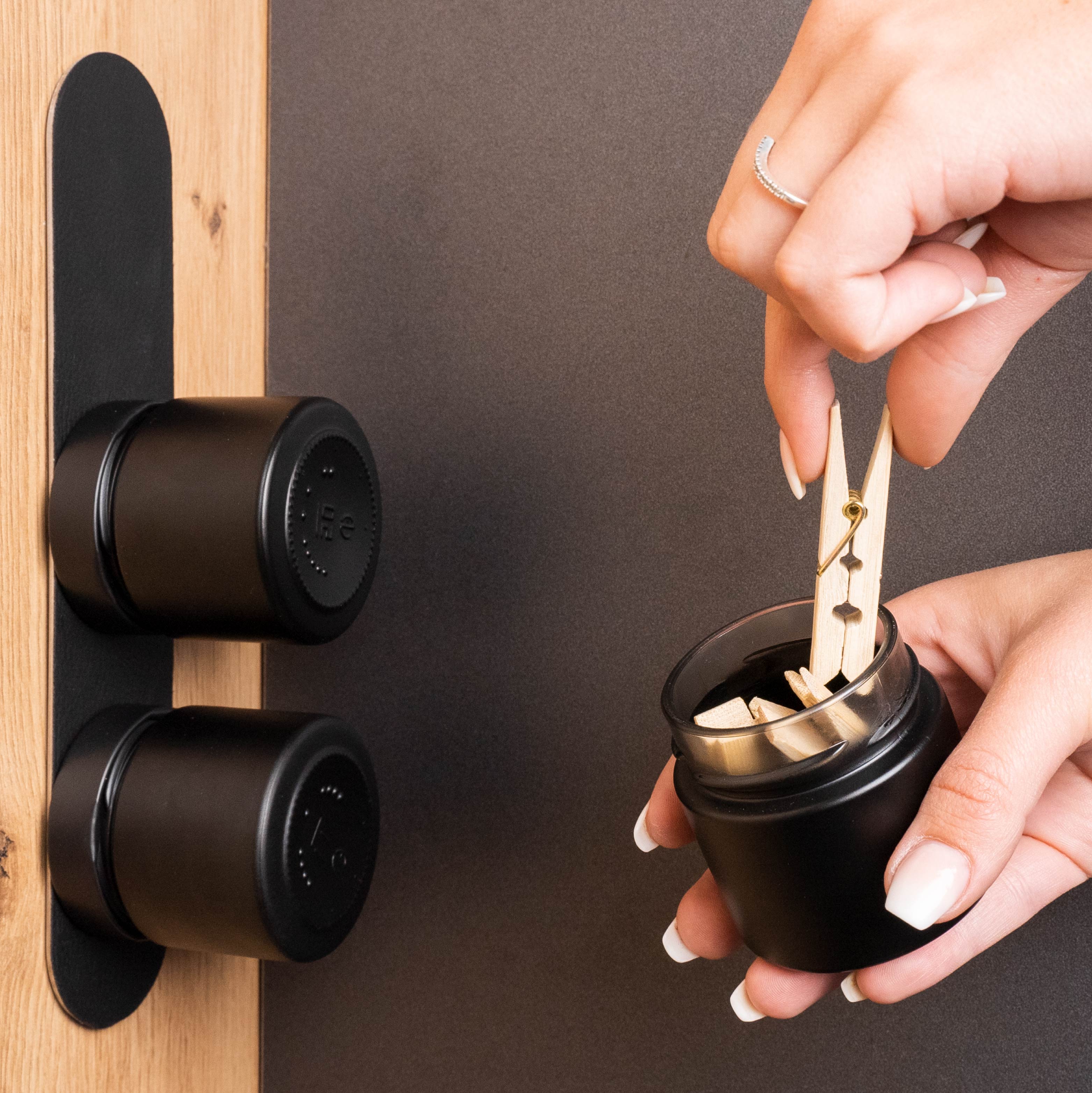 Demonstration alternativer Einsatzzwecke der Feinkostgläser: auch super als Aufbewahrungsmöglichkeit für Büroutensilien oder Klammern