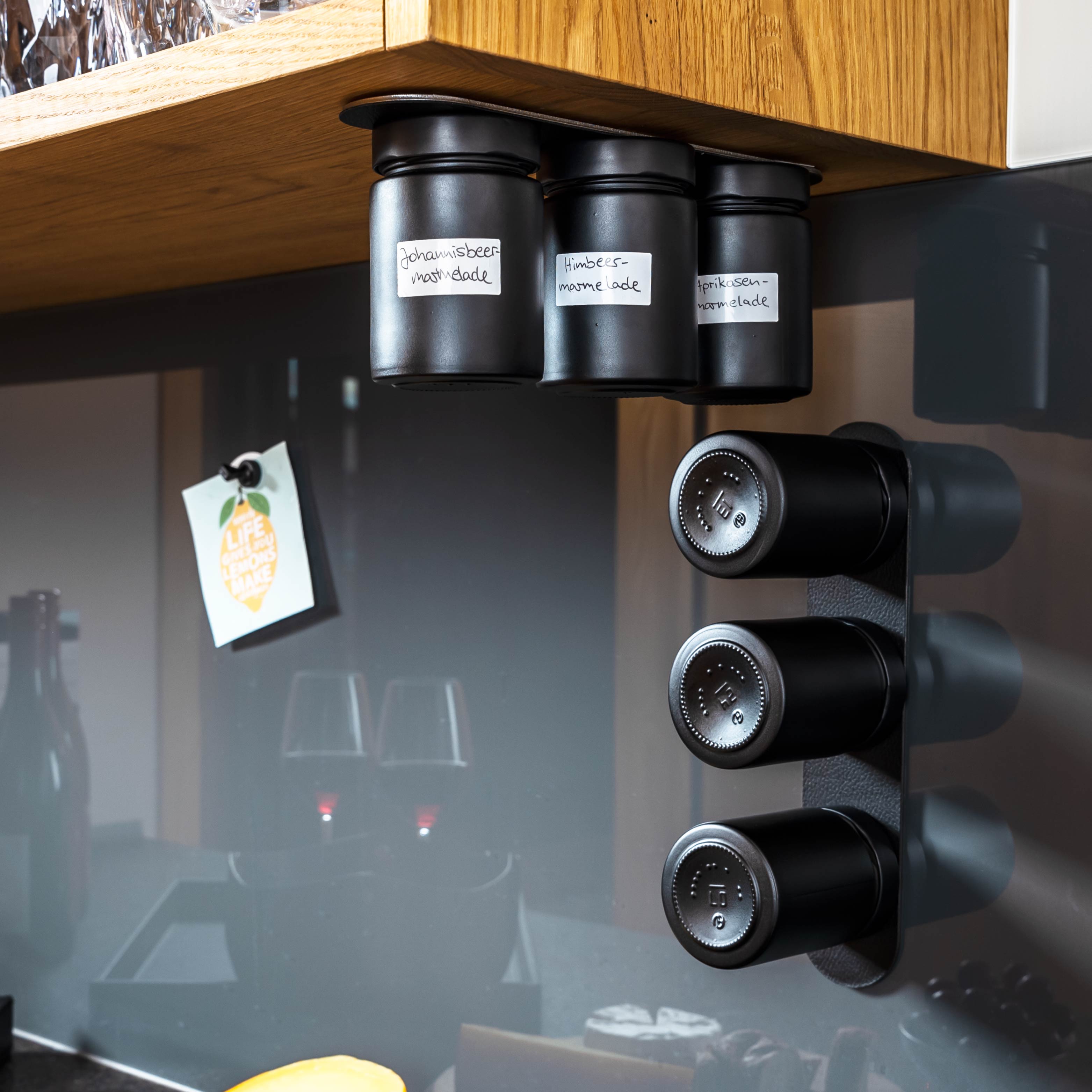 Magnet-Feinkostgläser an Metall-Leiste in Küchenumgebung montiert 